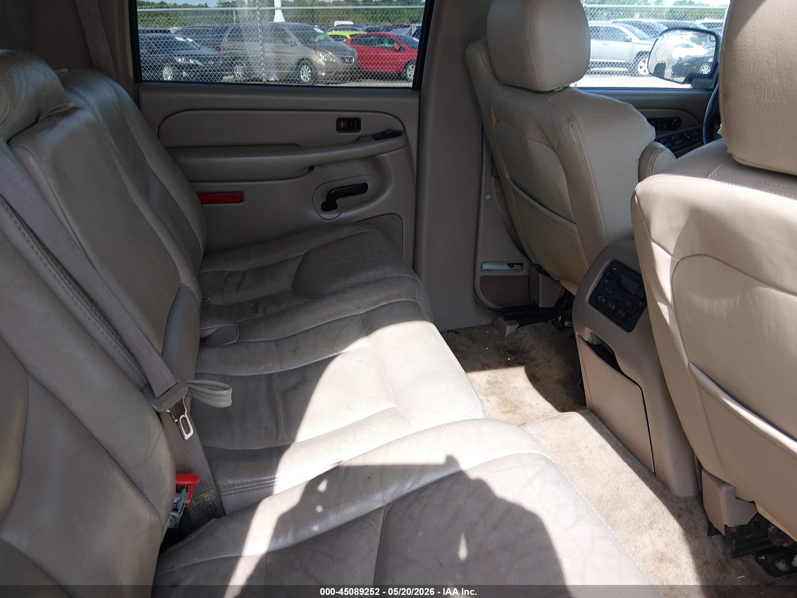 2004 Chevrolet Suburban 2500 Lt White vin: 3GNGC26U74G235032