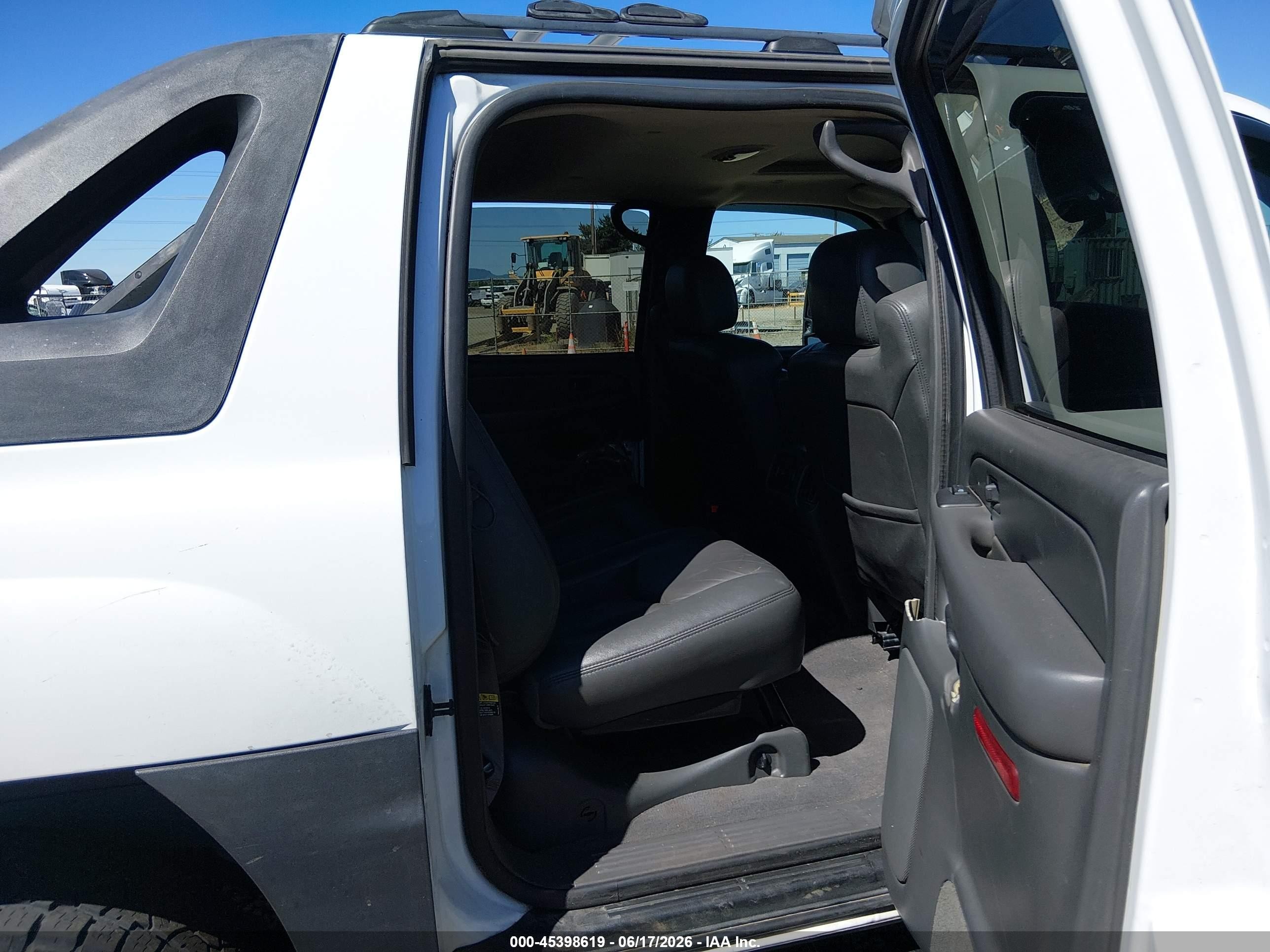 2004 Chevrolet Avalanche 2500   White vin: 3GNGK22G44G137868