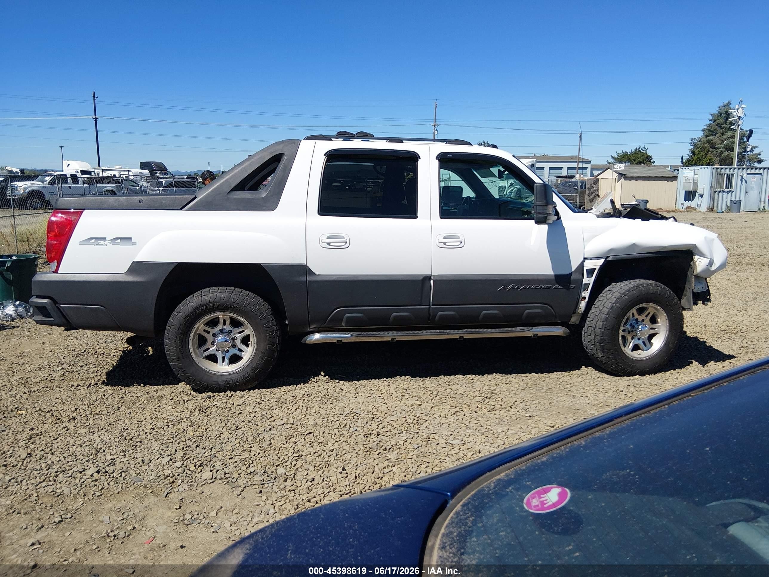 2004 Chevrolet Avalanche 2500   White vin: 3GNGK22G44G137868