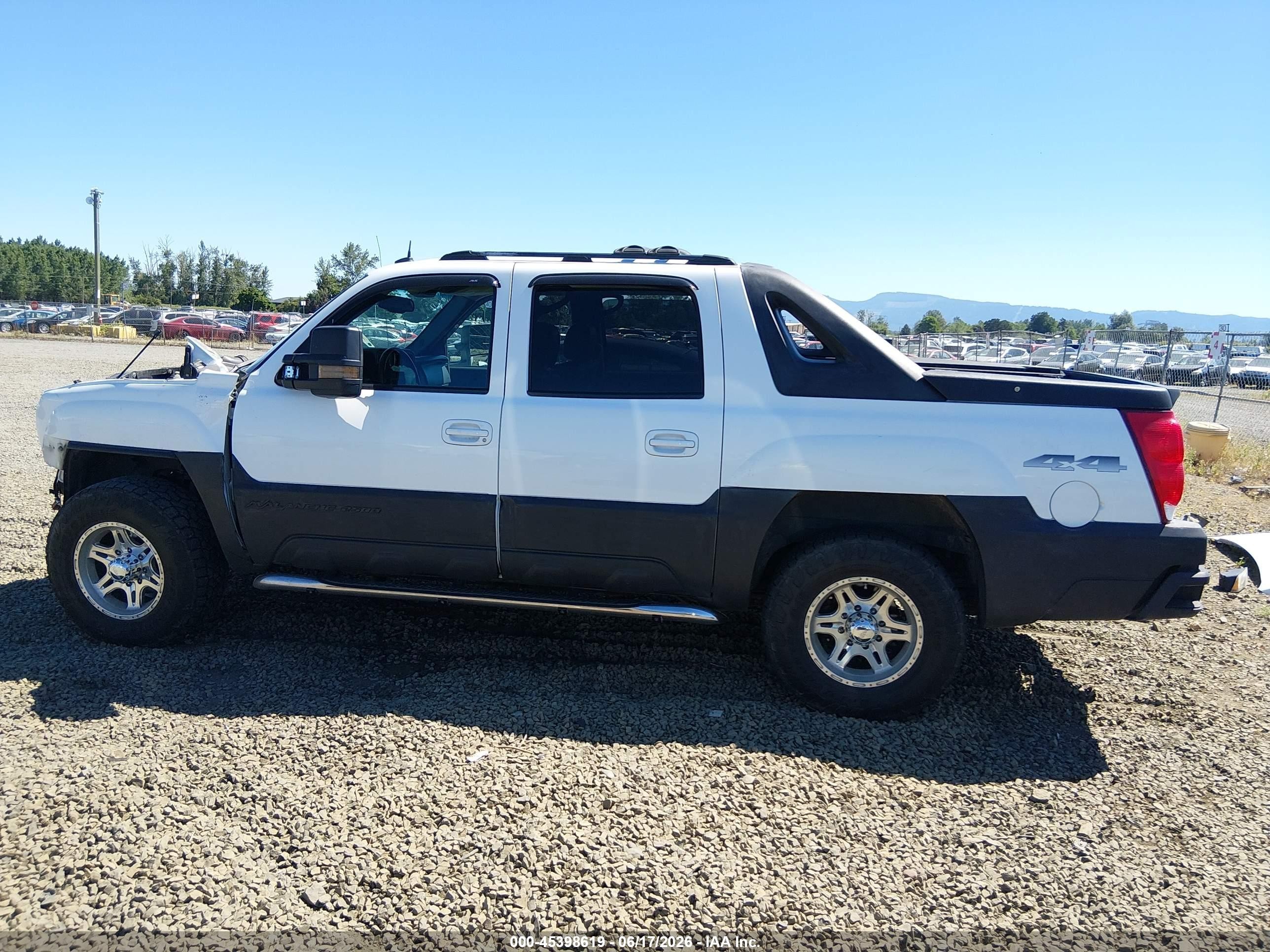 2004 Chevrolet Avalanche 2500   White vin: 3GNGK22G44G137868