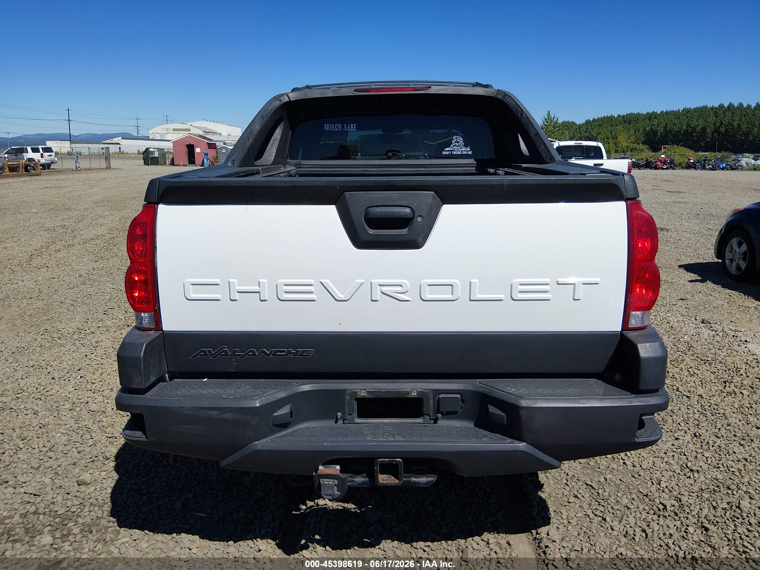 2004 Chevrolet Avalanche 2500   White vin: 3GNGK22G44G137868