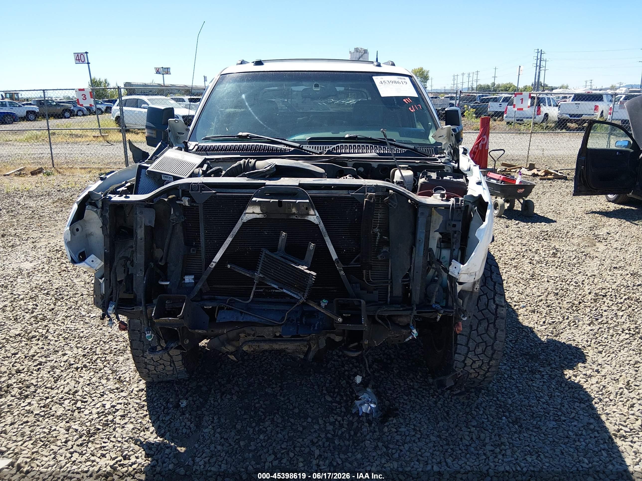 2004 Chevrolet Avalanche 2500   White vin: 3GNGK22G44G137868