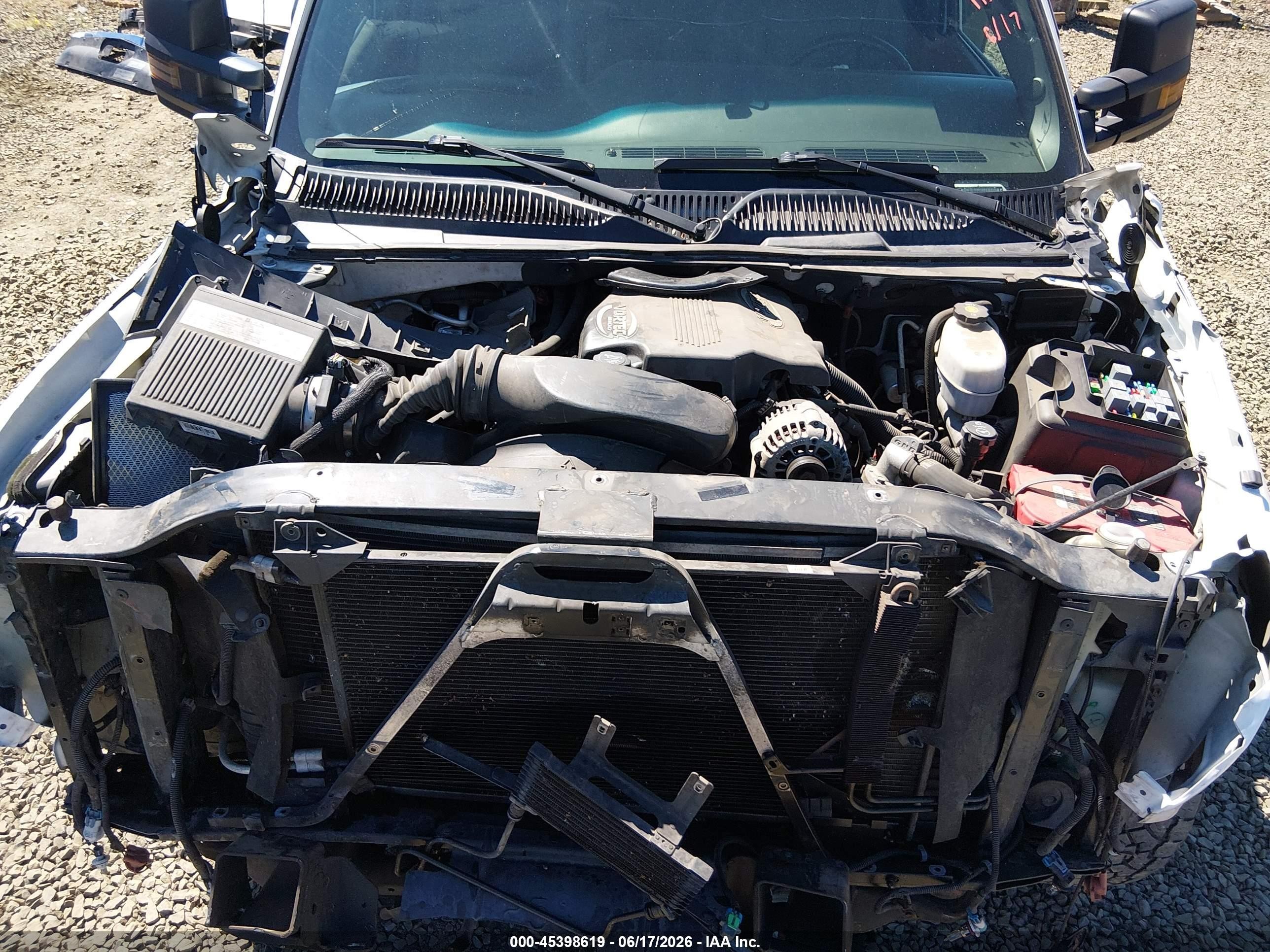 2004 Chevrolet Avalanche 2500   White vin: 3GNGK22G44G137868