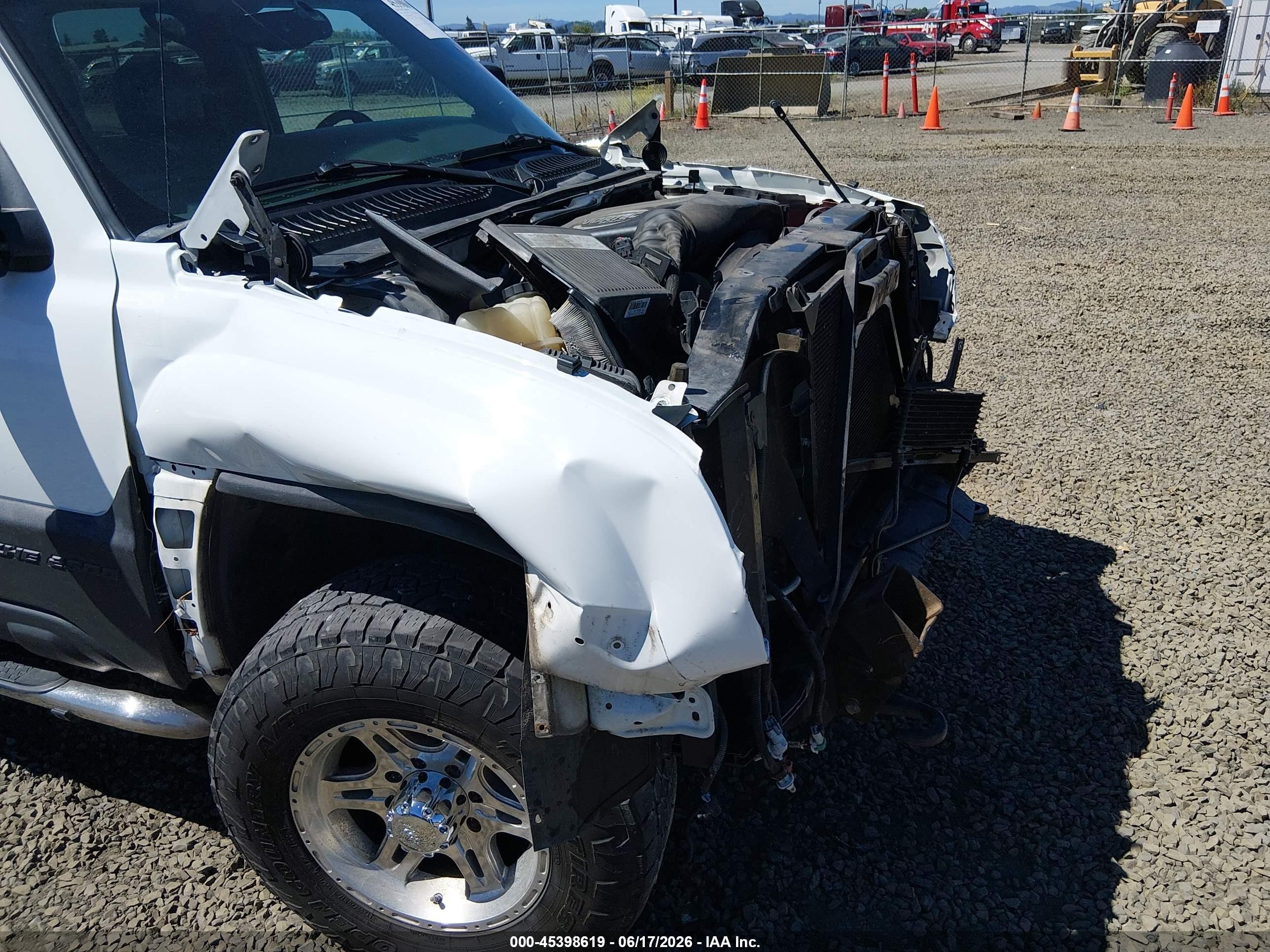 2004 Chevrolet Avalanche 2500   White vin: 3GNGK22G44G137868
