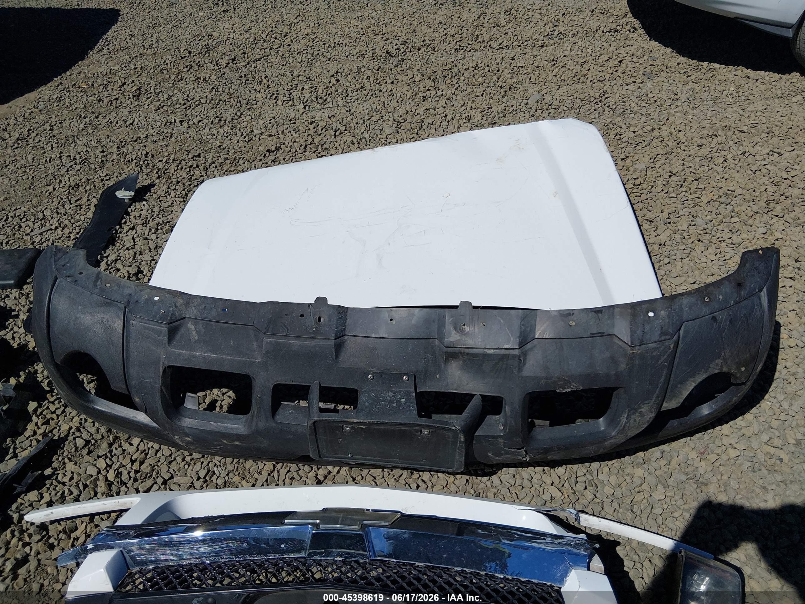 2004 Chevrolet Avalanche 2500   White vin: 3GNGK22G44G137868