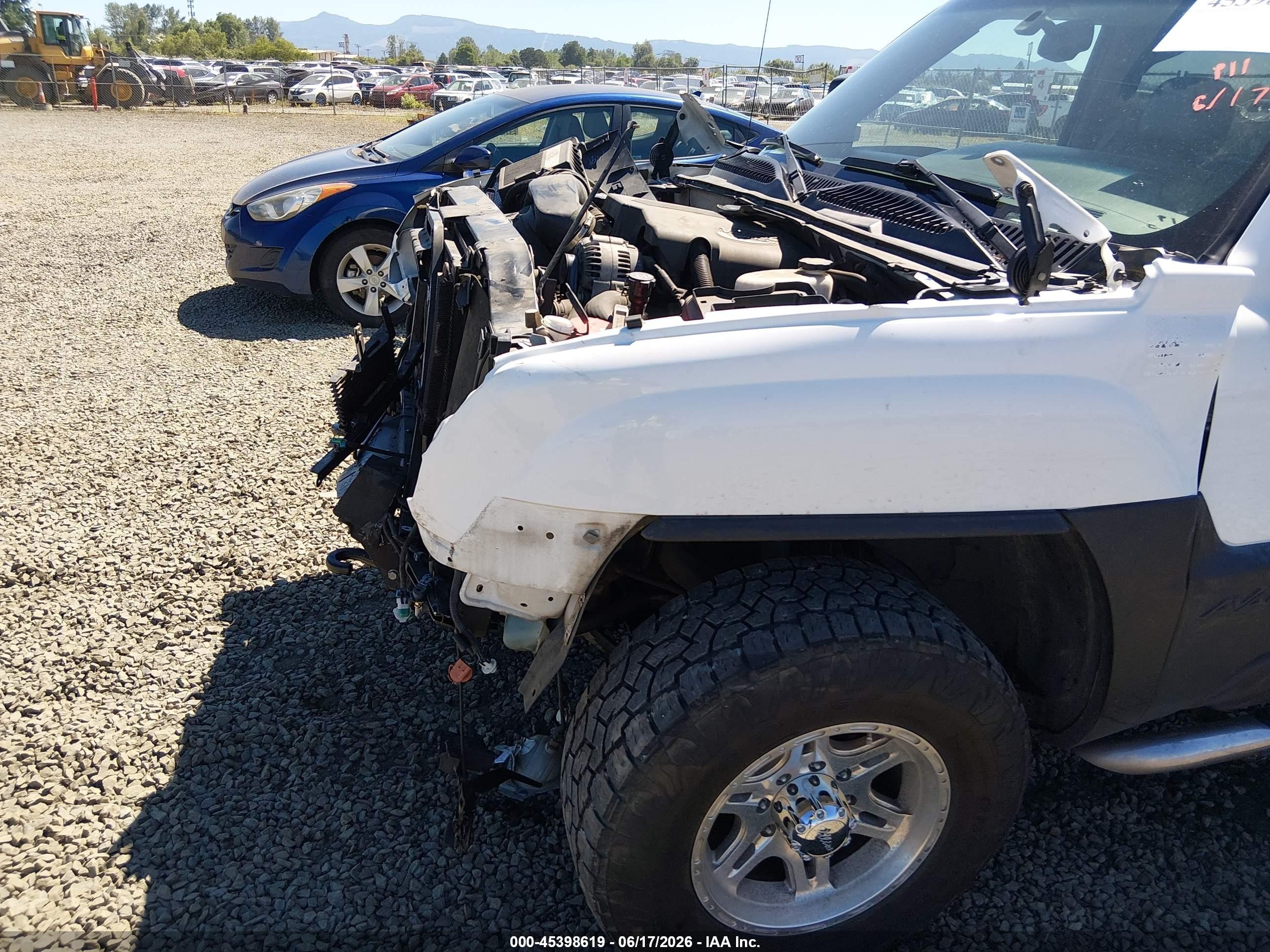 2004 Chevrolet Avalanche 2500   White vin: 3GNGK22G44G137868