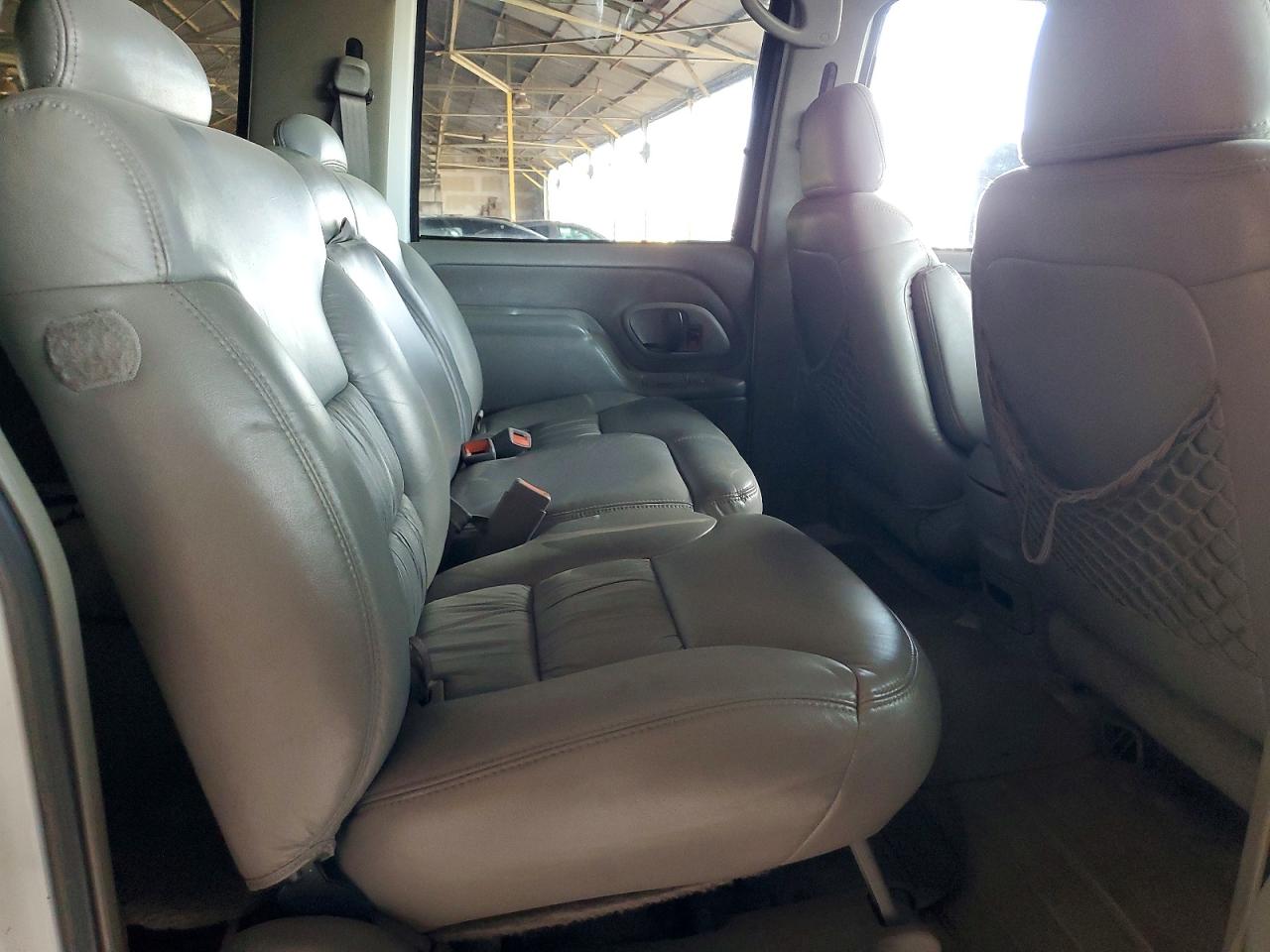 1999 Chevrolet Suburban K2500 White vin: 3GNGK26F7XG106751
