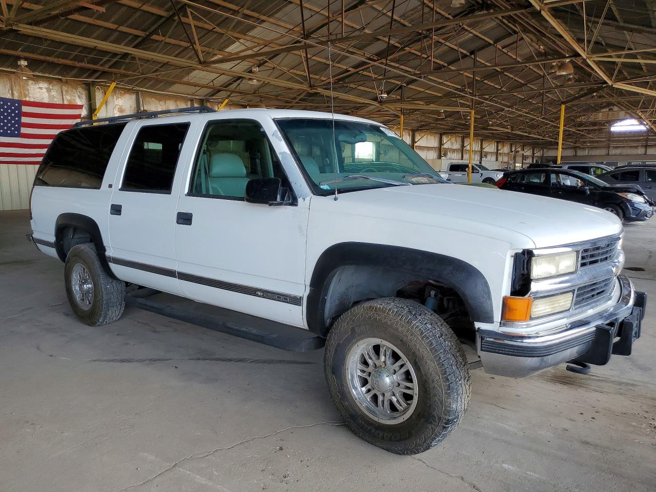 1999 Chevrolet Suburban K2500 White vin: 3GNGK26F7XG106751