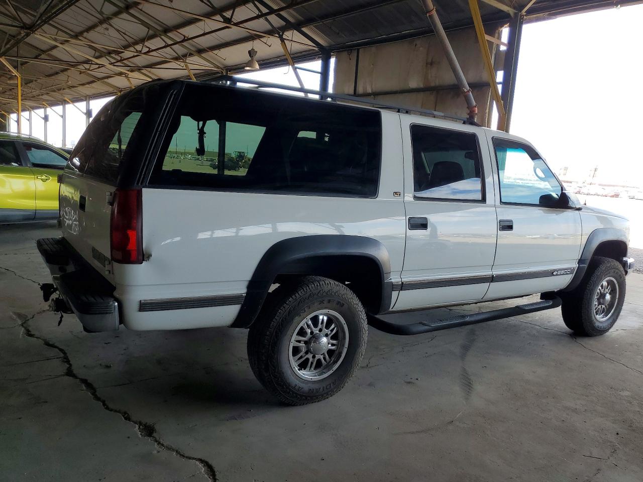 1999 Chevrolet Suburban K2500 White vin: 3GNGK26F7XG106751