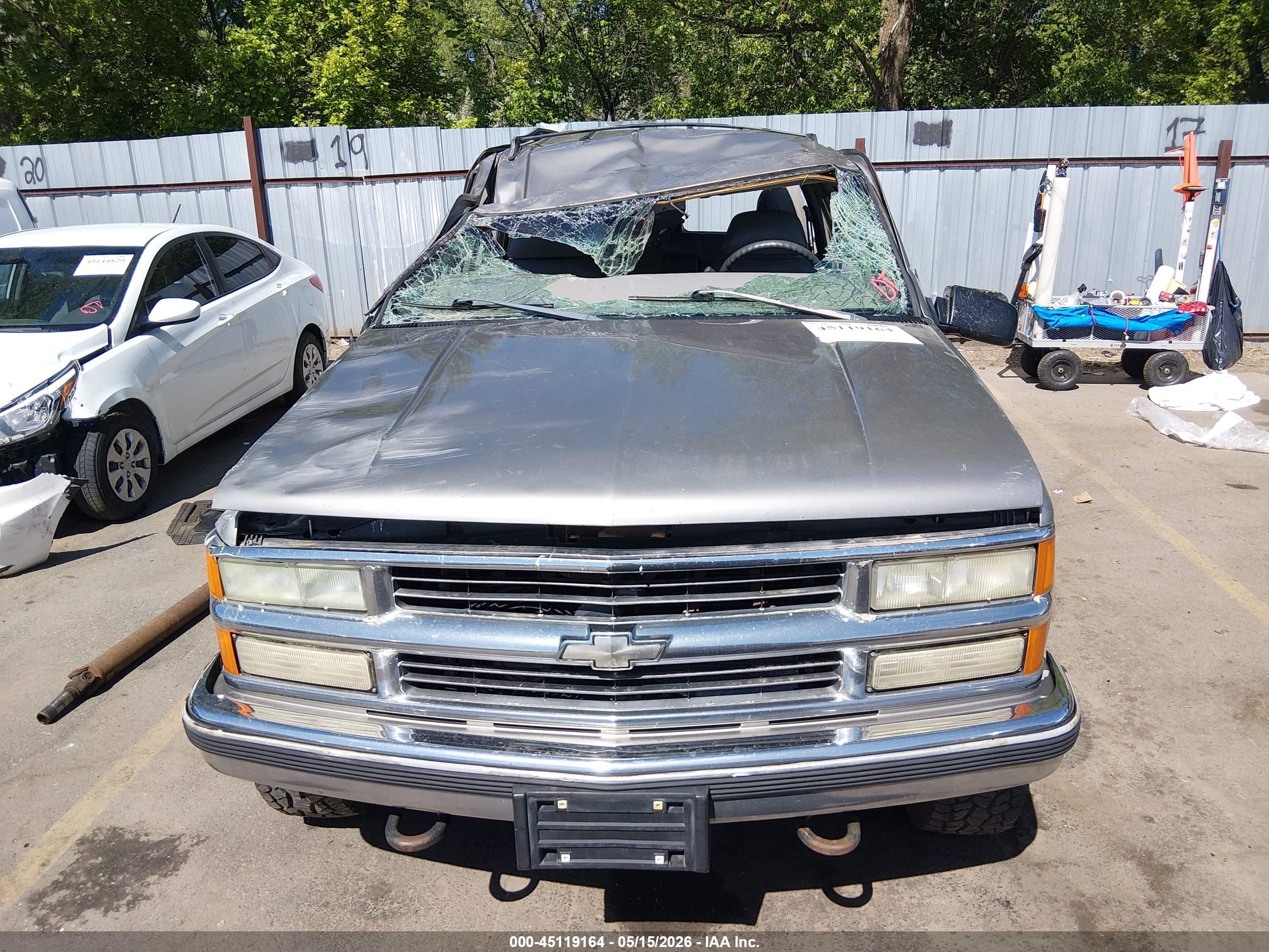 1999 Chevrolet Suburban 2500   Желто-коричневый vin: 3GNGK26J0XG117529