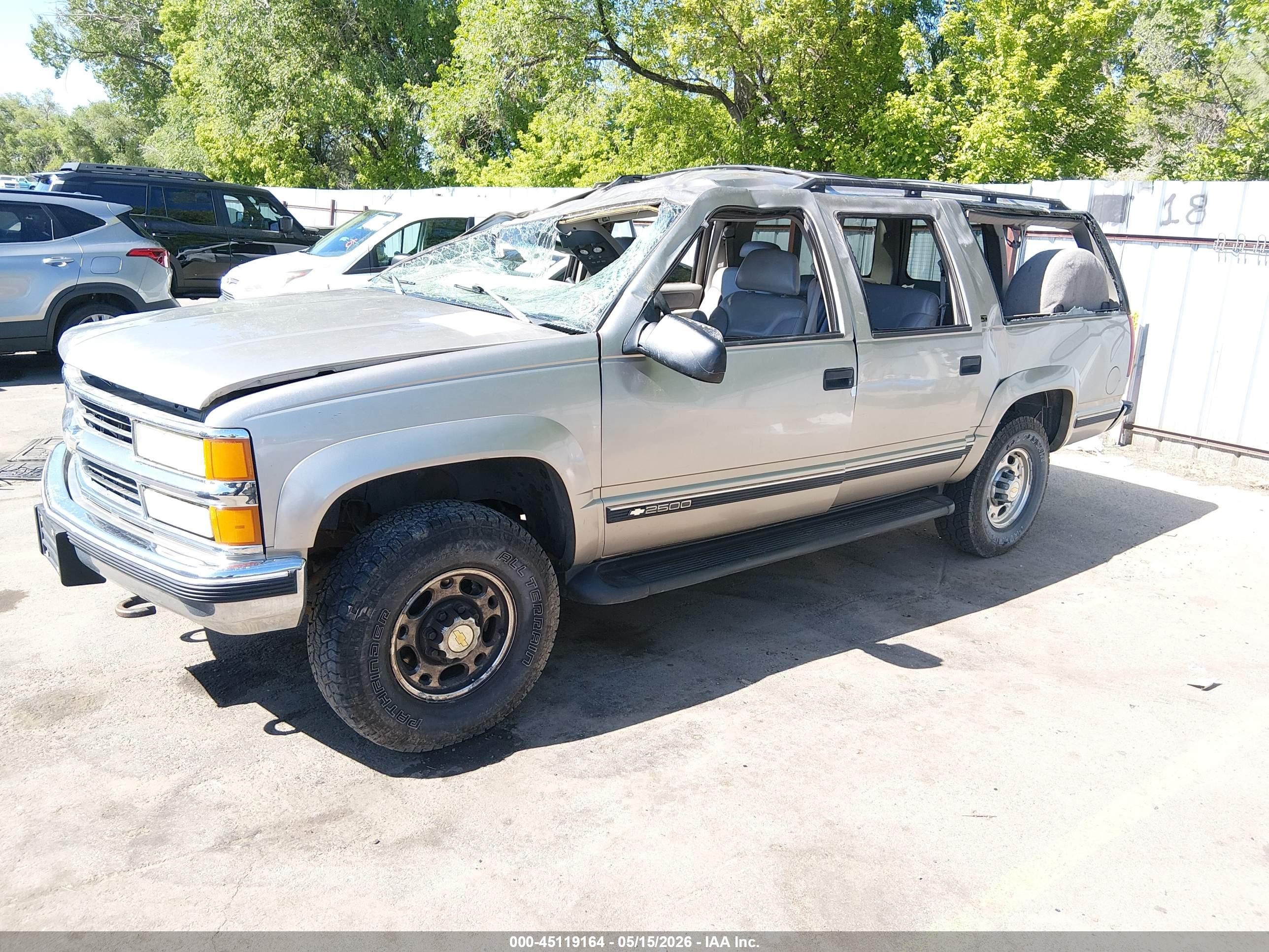 1999 Chevrolet Suburban 2500   Желто-коричневый vin: 3GNGK26J0XG117529