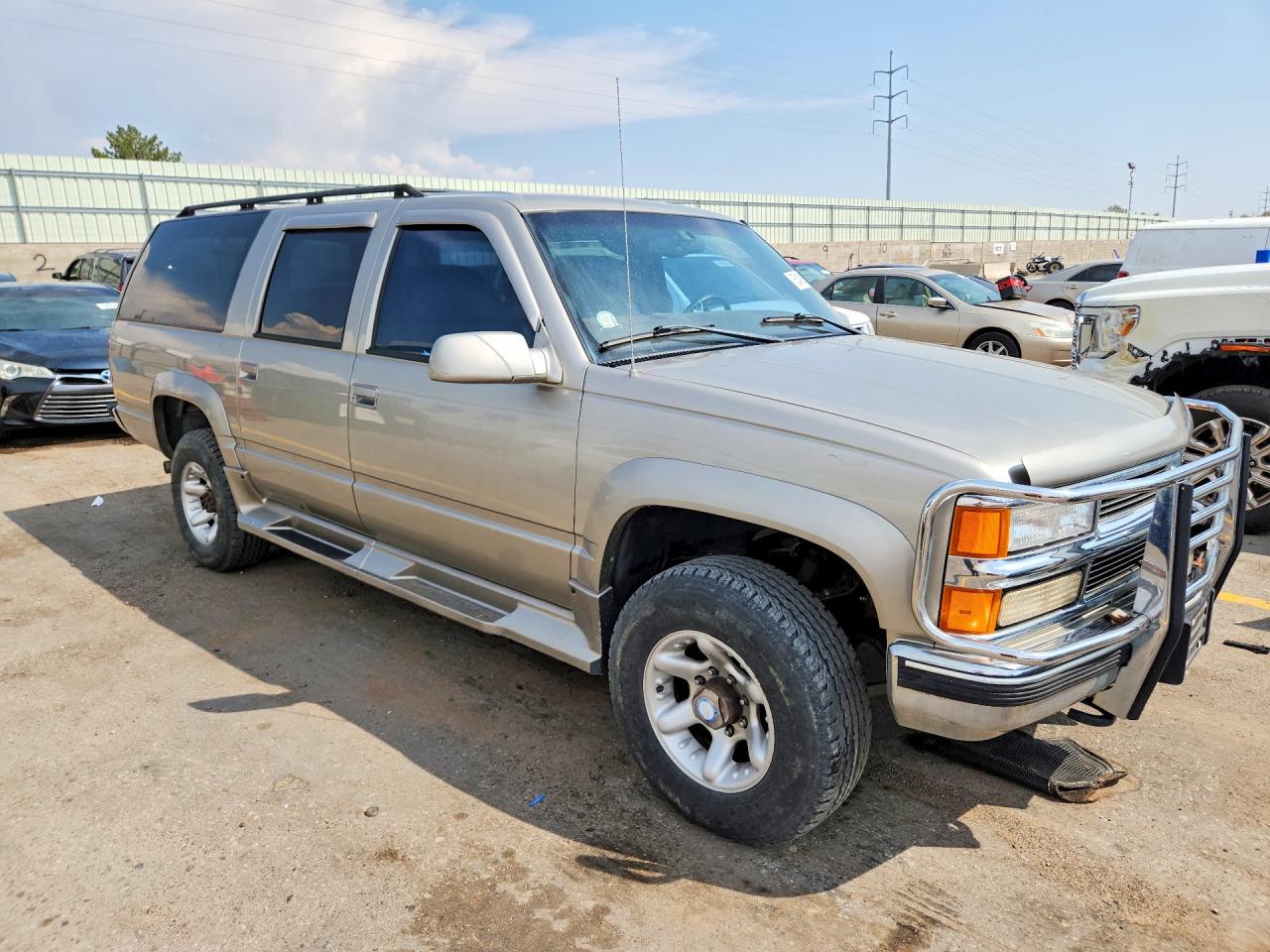 1999 Chevrolet Suburban K2500 Gold vin: 3GNGK26J2XG122988
