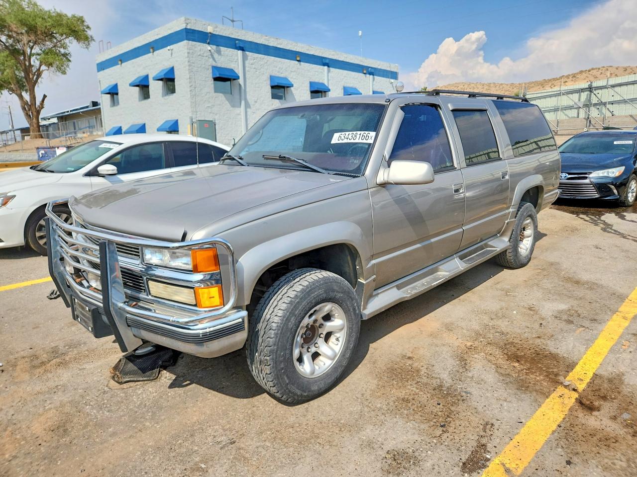 1999 Chevrolet Suburban K2500 Gold vin: 3GNGK26J2XG122988