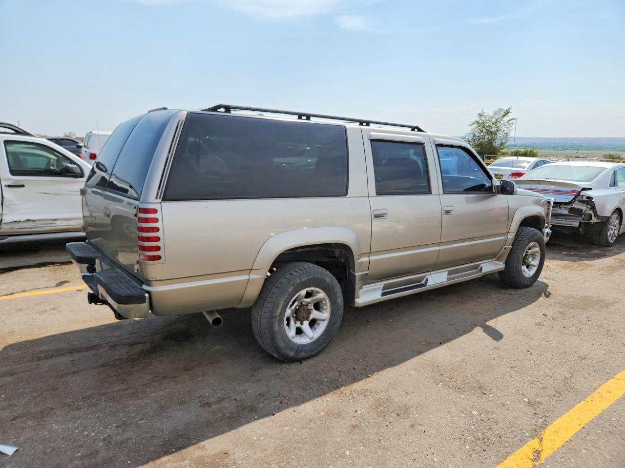 1999 Chevrolet Suburban K2500 Gold vin: 3GNGK26J2XG122988
