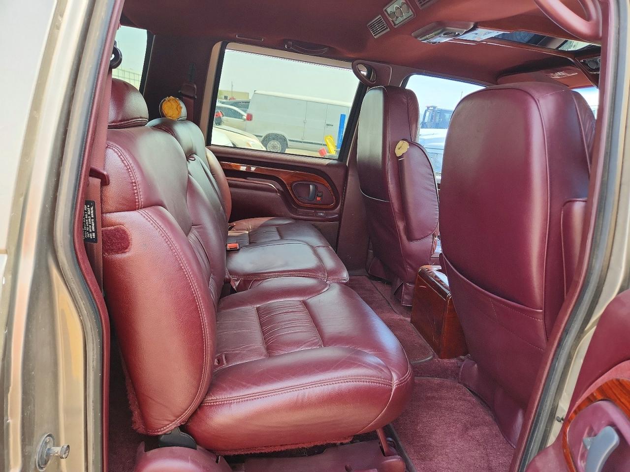 1999 Chevrolet Suburban K2500 Gold vin: 3GNGK26J2XG122988