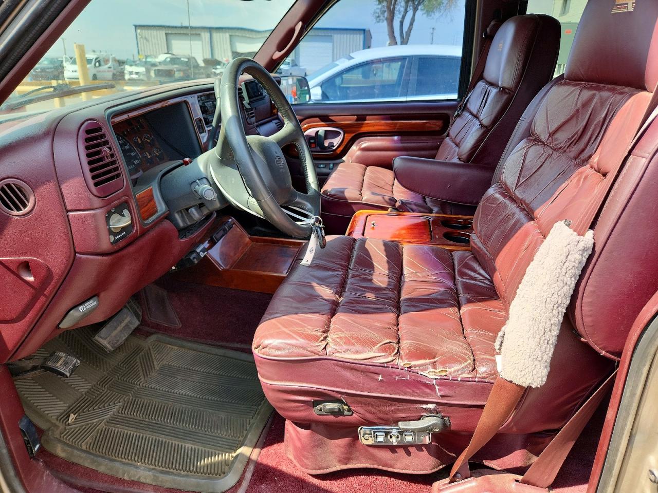1999 Chevrolet Suburban K2500 Gold vin: 3GNGK26J2XG122988