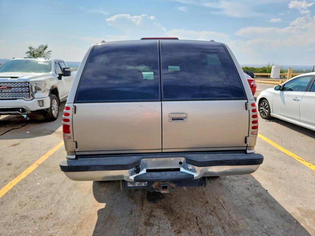 1999 Chevrolet Suburban K2500 Gold vin: 3GNGK26J2XG122988