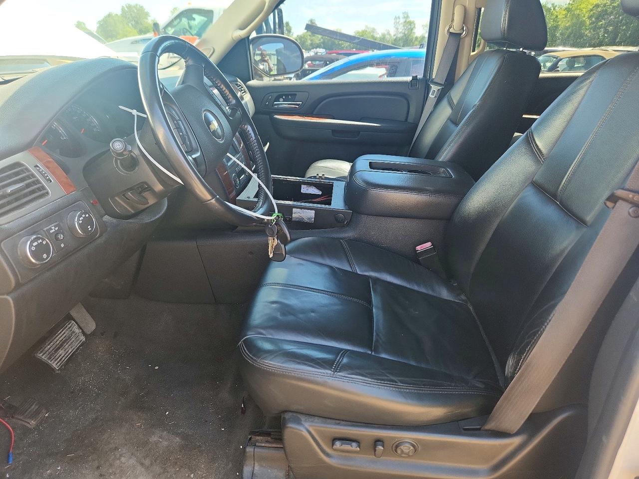 2008 Chevrolet Suburban K2500 White vin: 3GNGK26K18G209095
