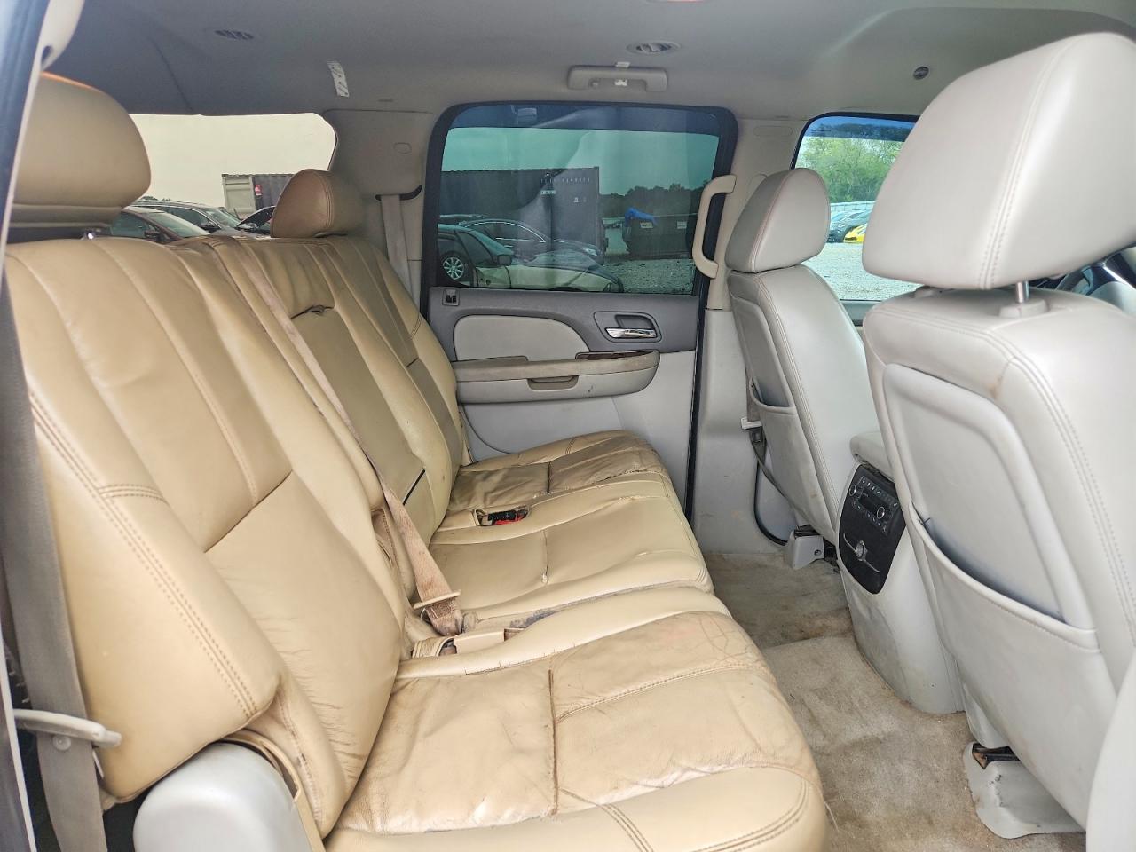 2007 Chevrolet Suburban K2500 Beige vin: 3GNGK26K77G196738