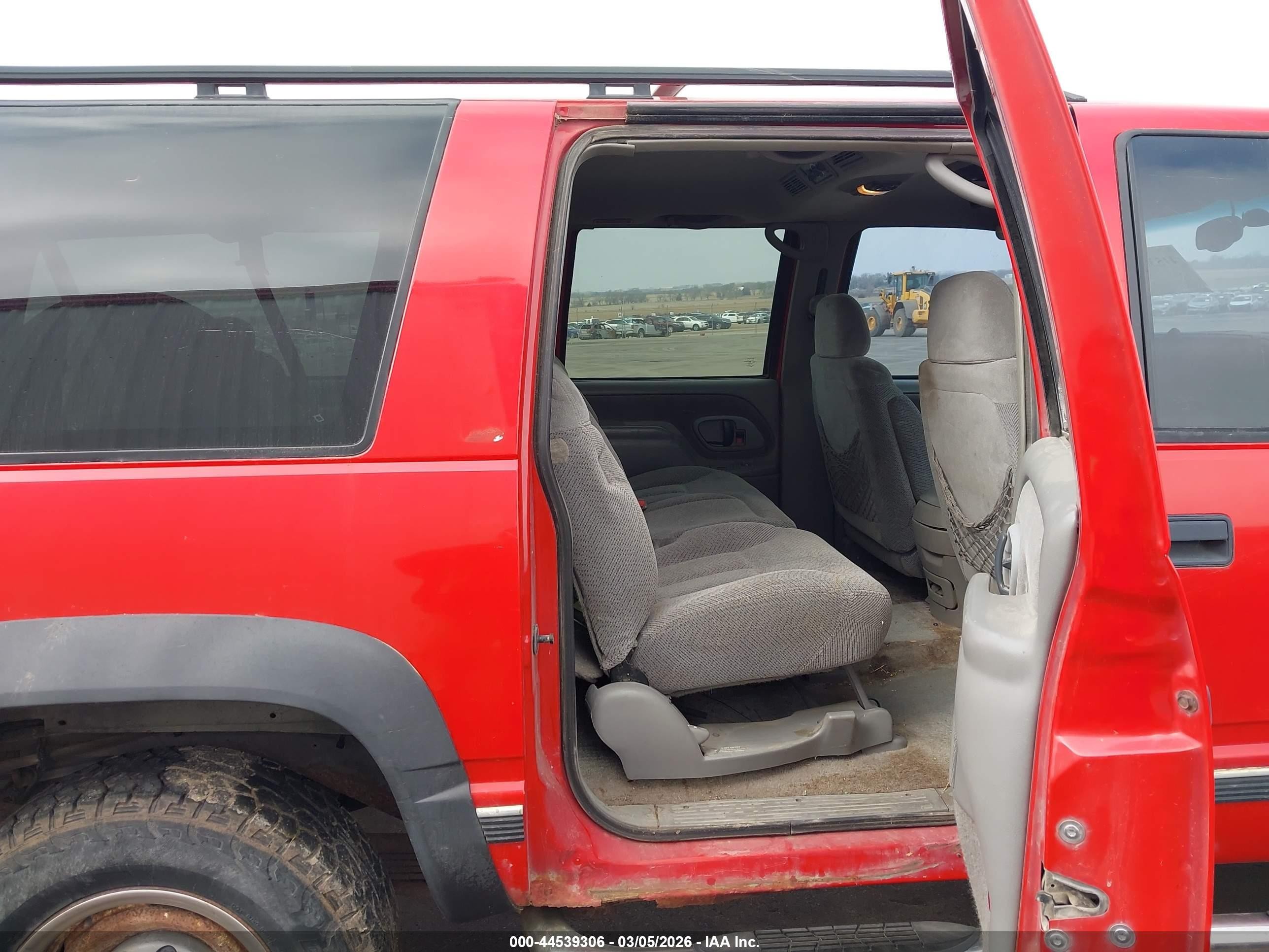 1998 Chevrolet Suburban 2500   Red vin: 3GNGK26R0WG110620