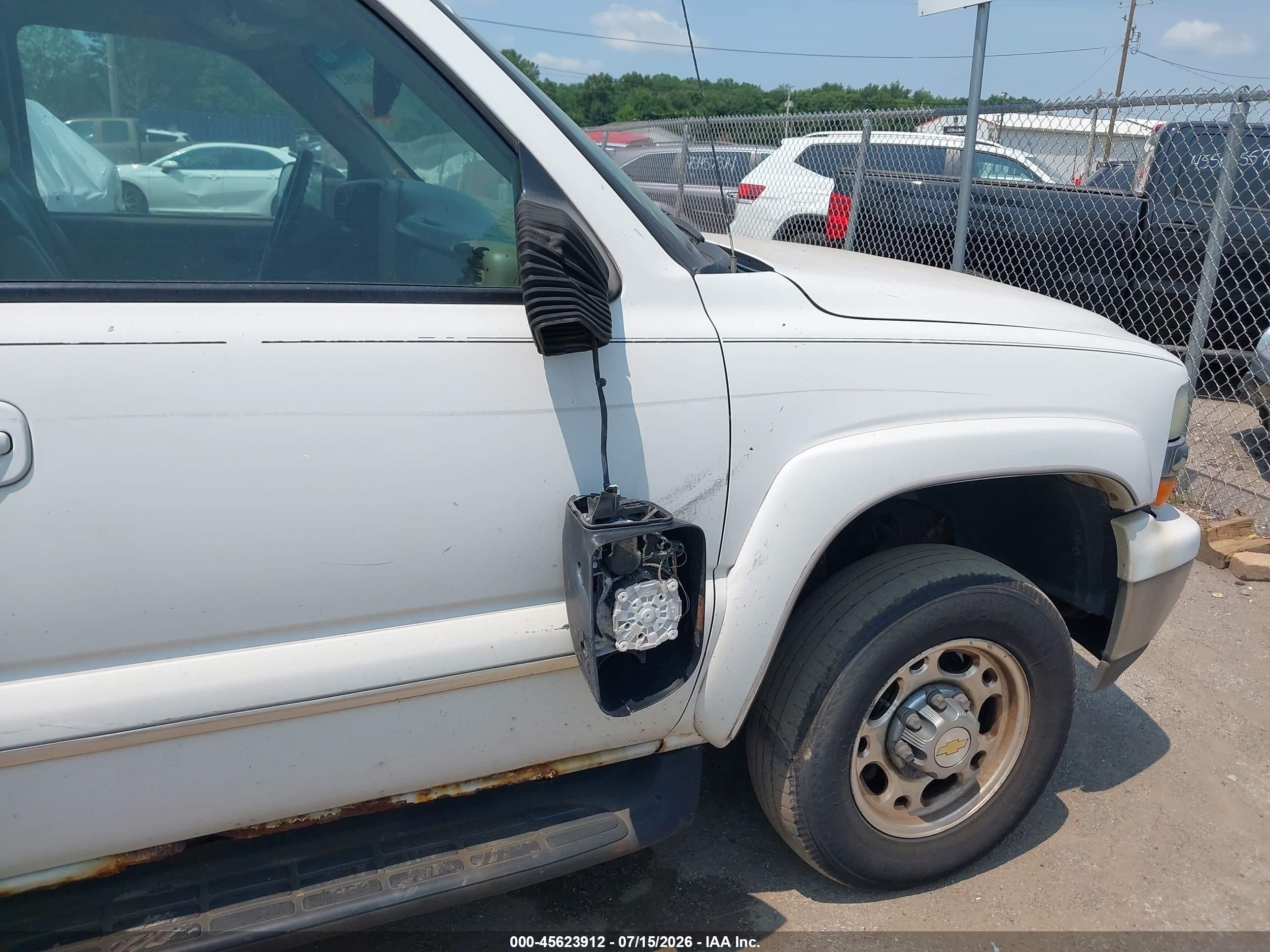 2003 Chevrolet Suburban 2500 Lt White vin: 3GNGK26UX3G314275