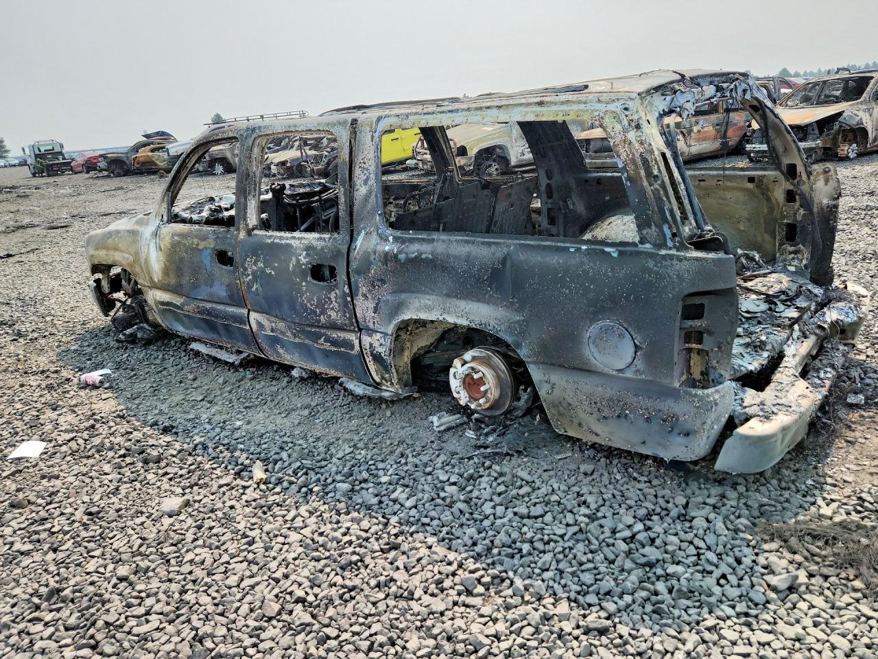 2004 Chevrolet Suburban K2500 White vin: 3GNGK26UX4G178277