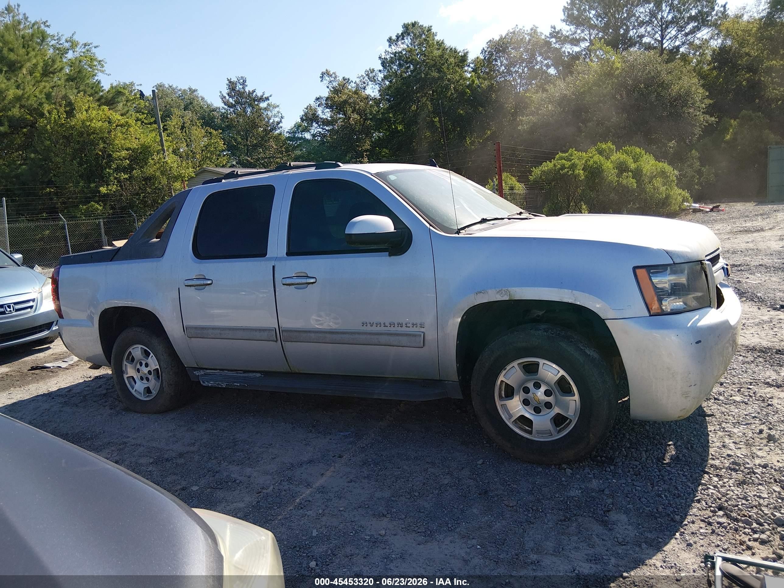2012 Chevrolet Avalanche Ls Silver vin: 3GNMCEE02CG163951