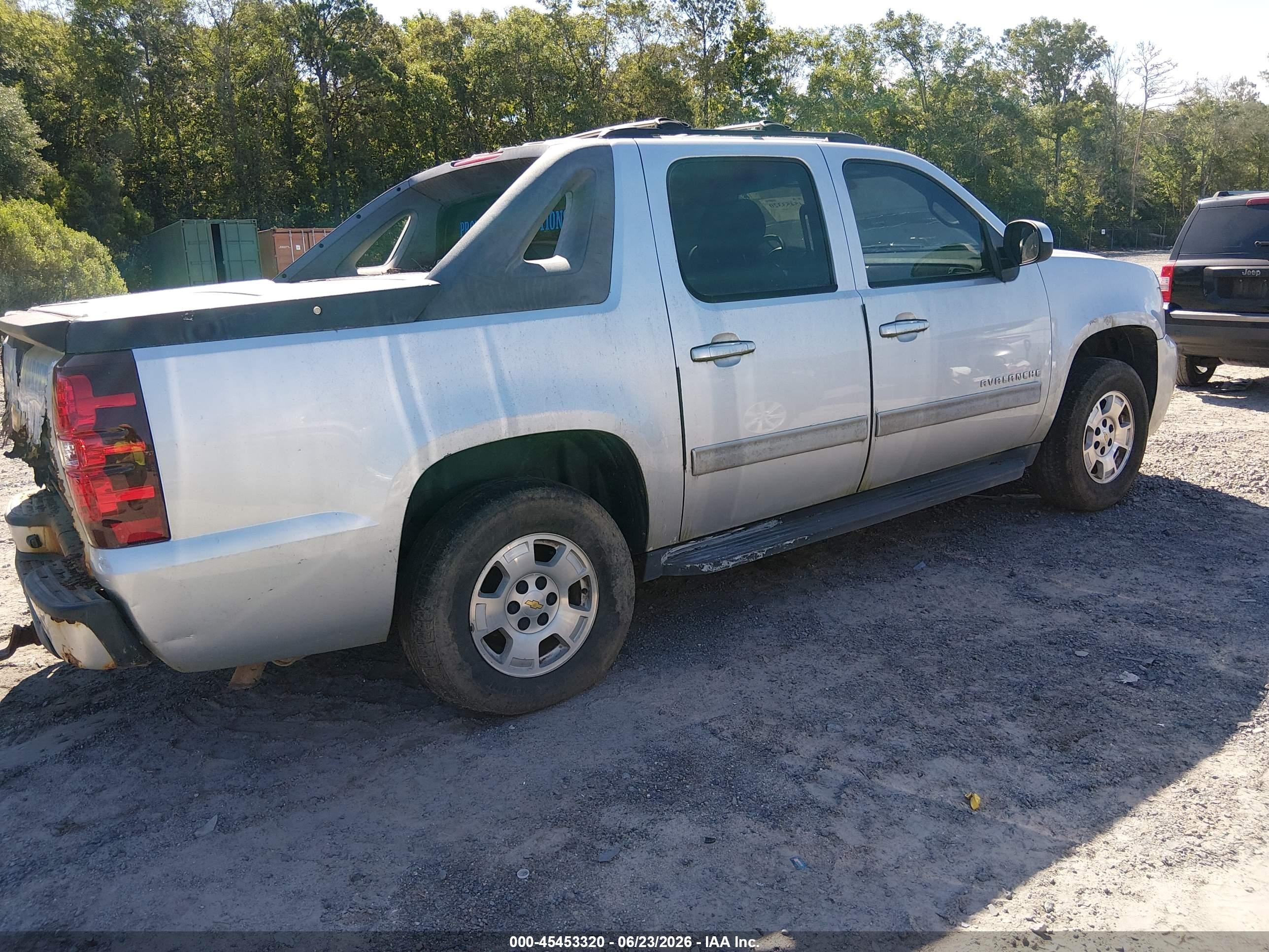 2012 Chevrolet Avalanche Ls Silver vin: 3GNMCEE02CG163951