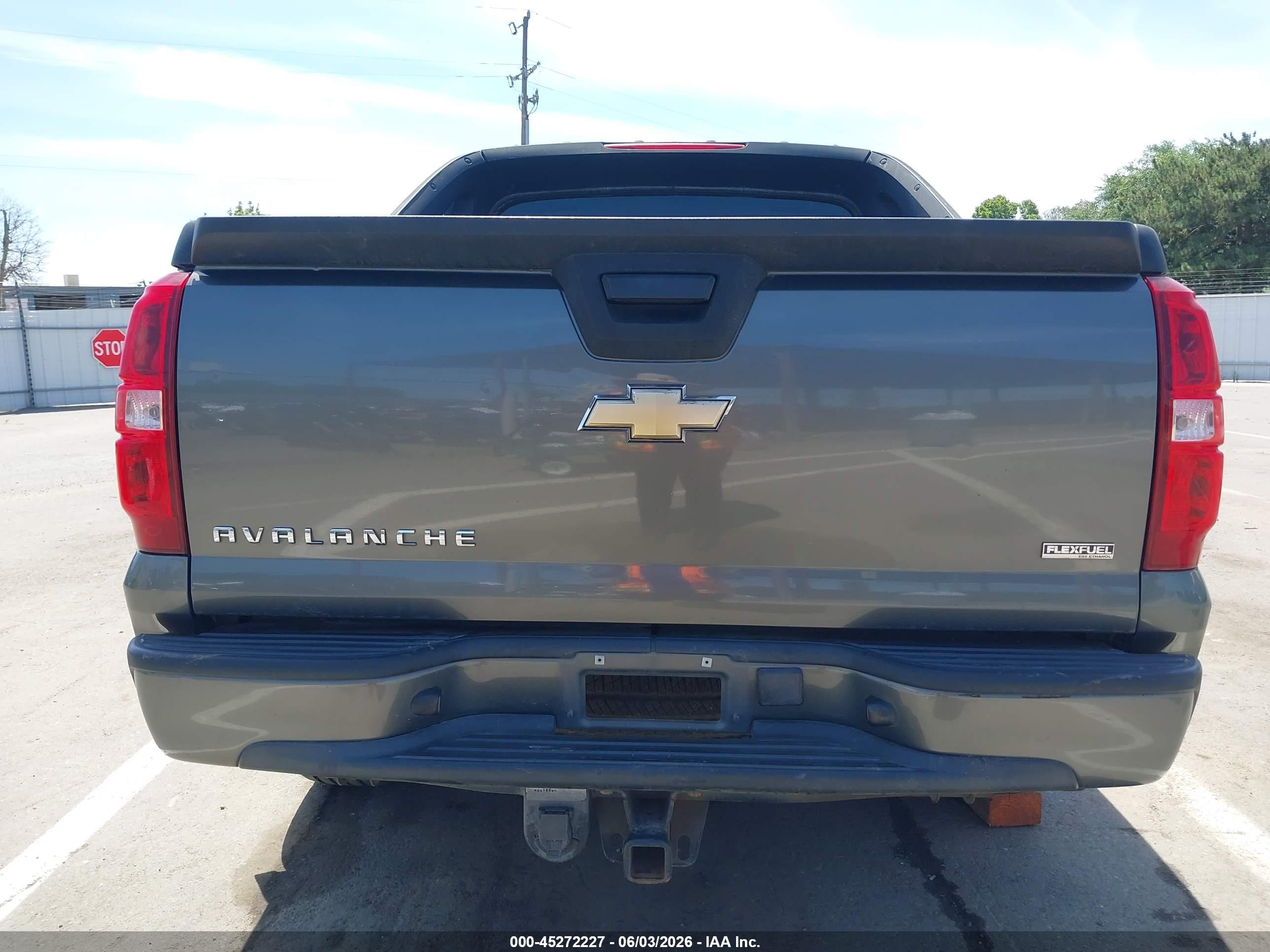 2011 Chevrolet Avalanche 1500 Ls Серый vin: 3GNMCEE03BG144565