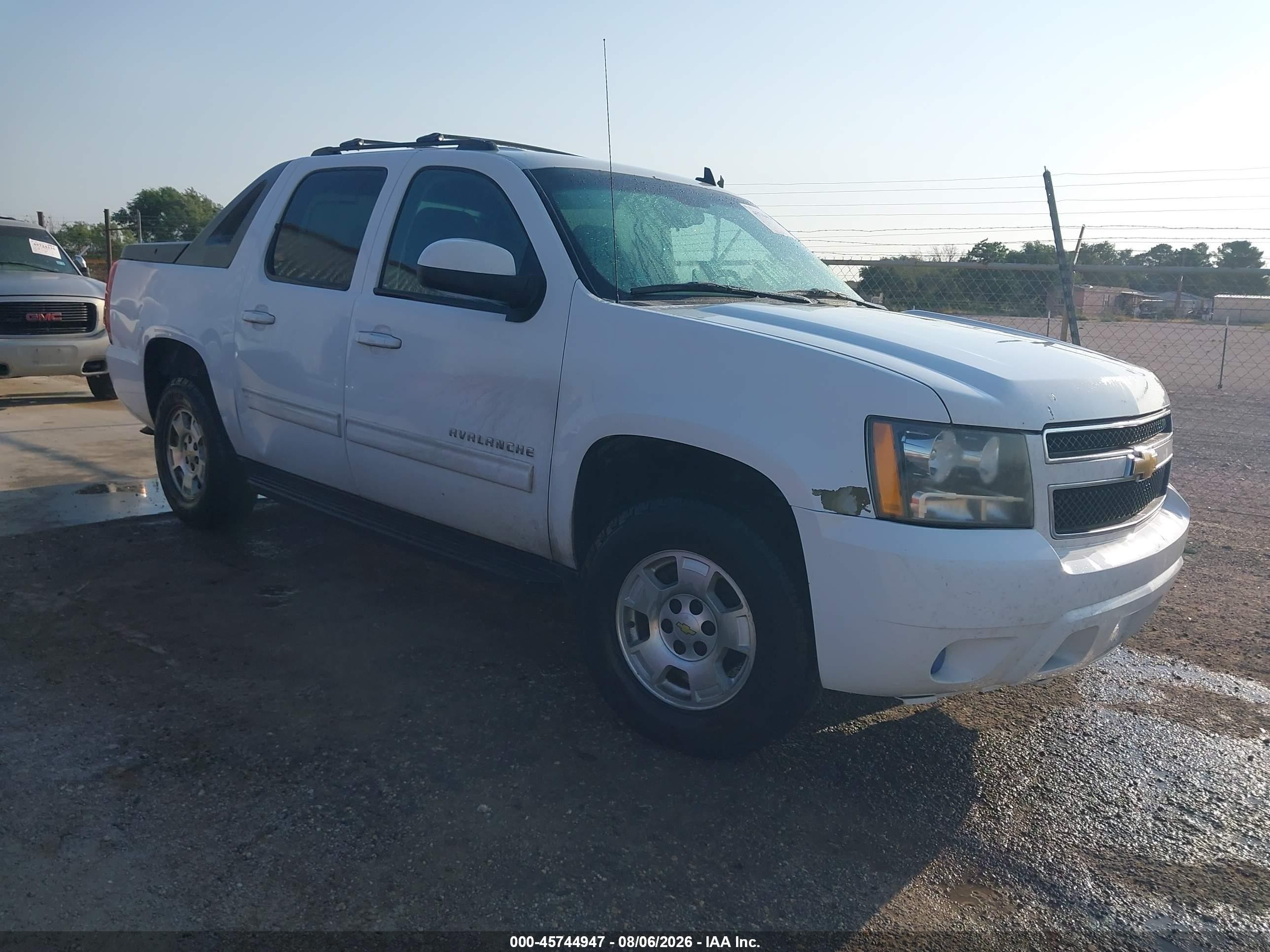2011 Chevrolet Avalanche 1500 Ls White vin: 3GNMCEE08BG408024