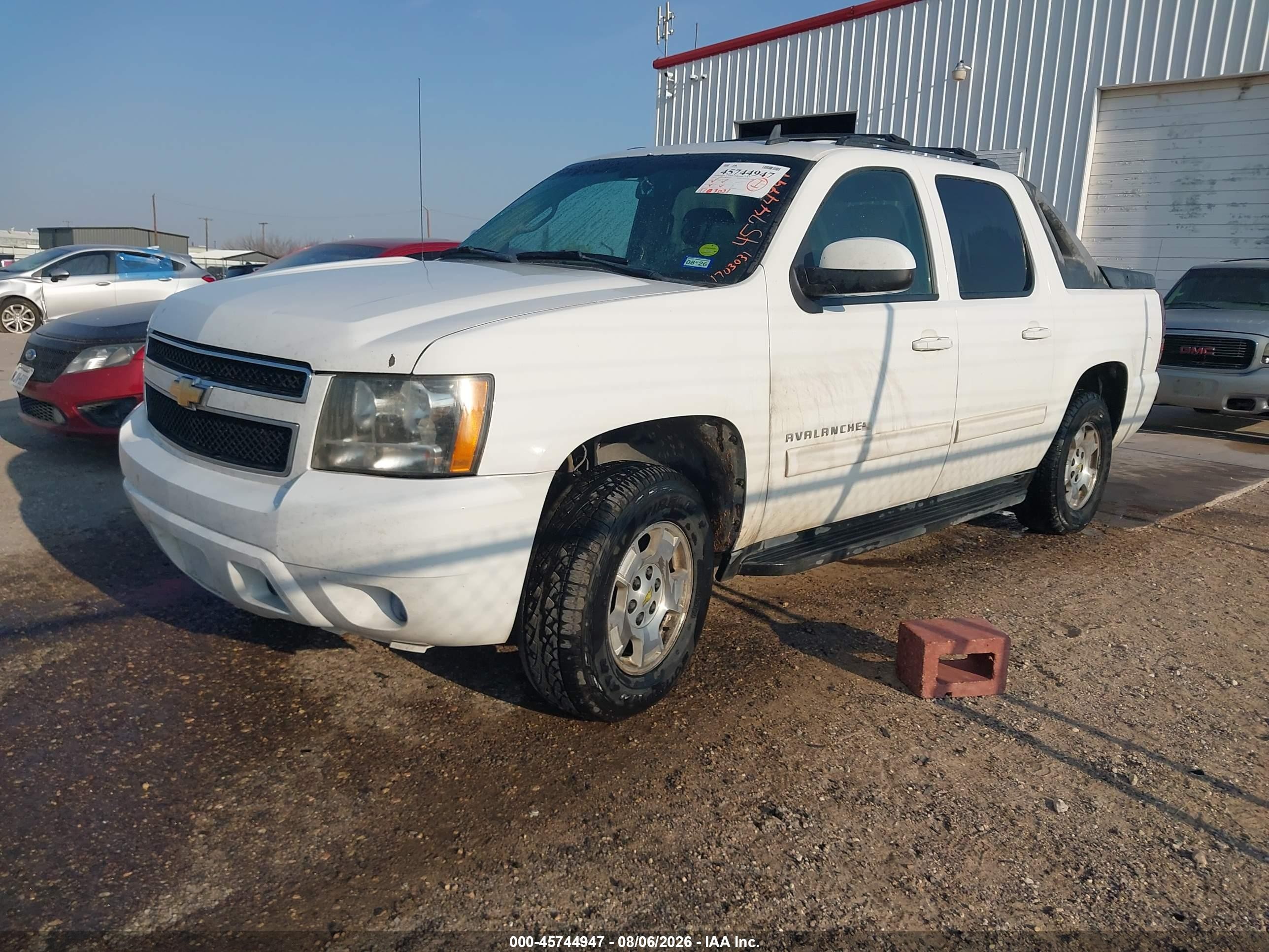 2011 Chevrolet Avalanche 1500 Ls White vin: 3GNMCEE08BG408024