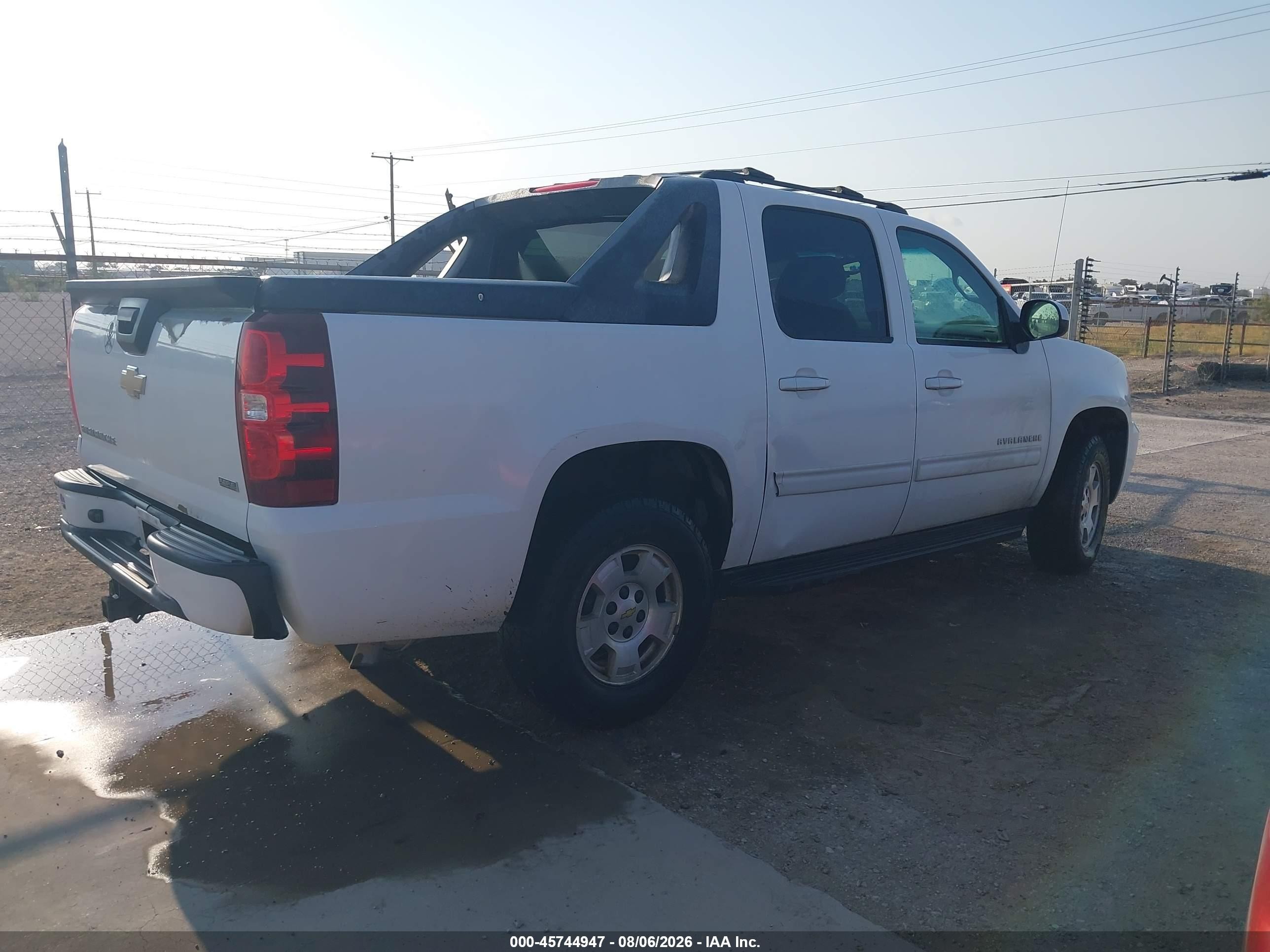 2011 Chevrolet Avalanche 1500 Ls White vin: 3GNMCEE08BG408024