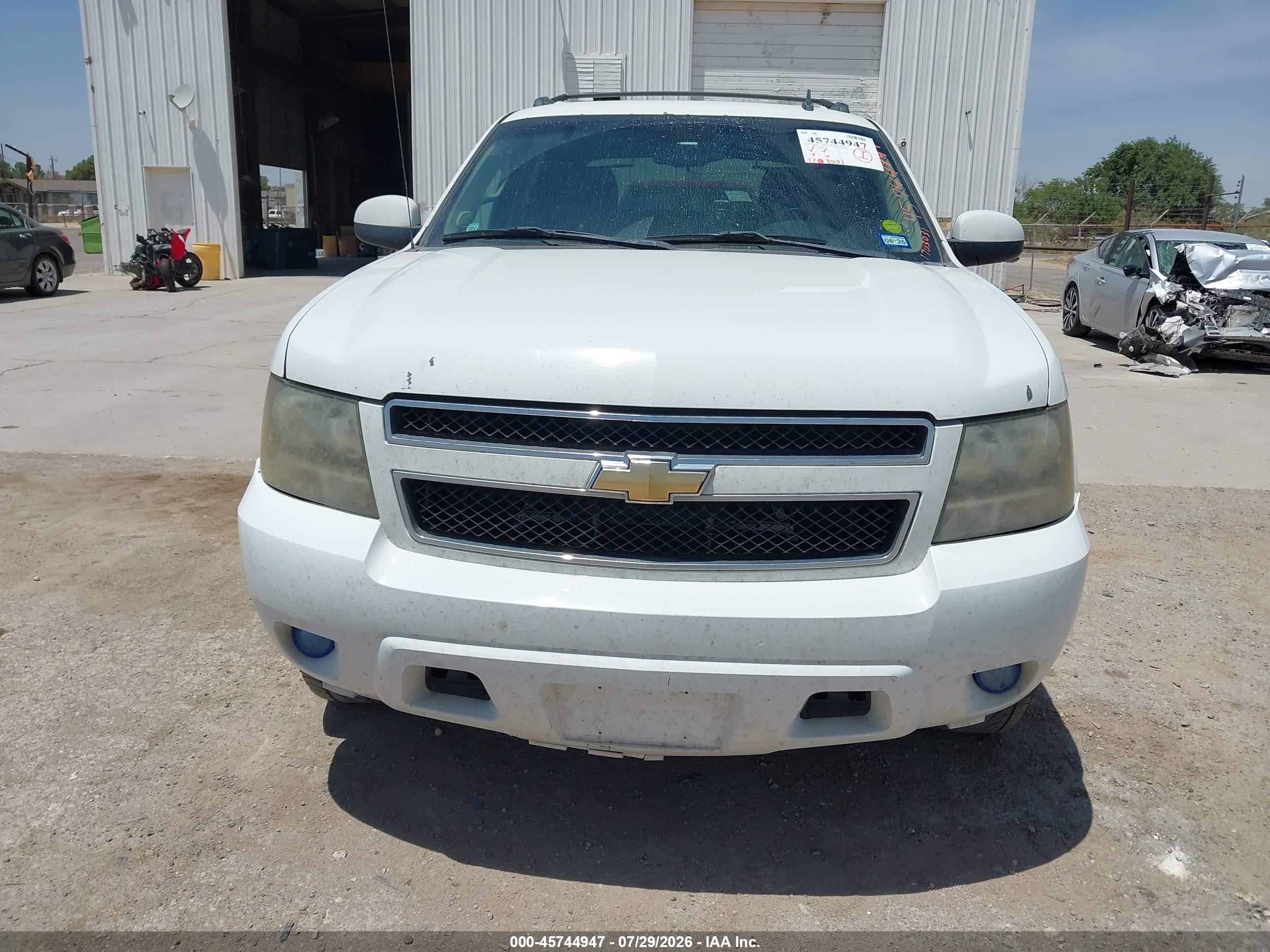 2011 Chevrolet Avalanche 1500 Ls White vin: 3GNMCEE08BG408024