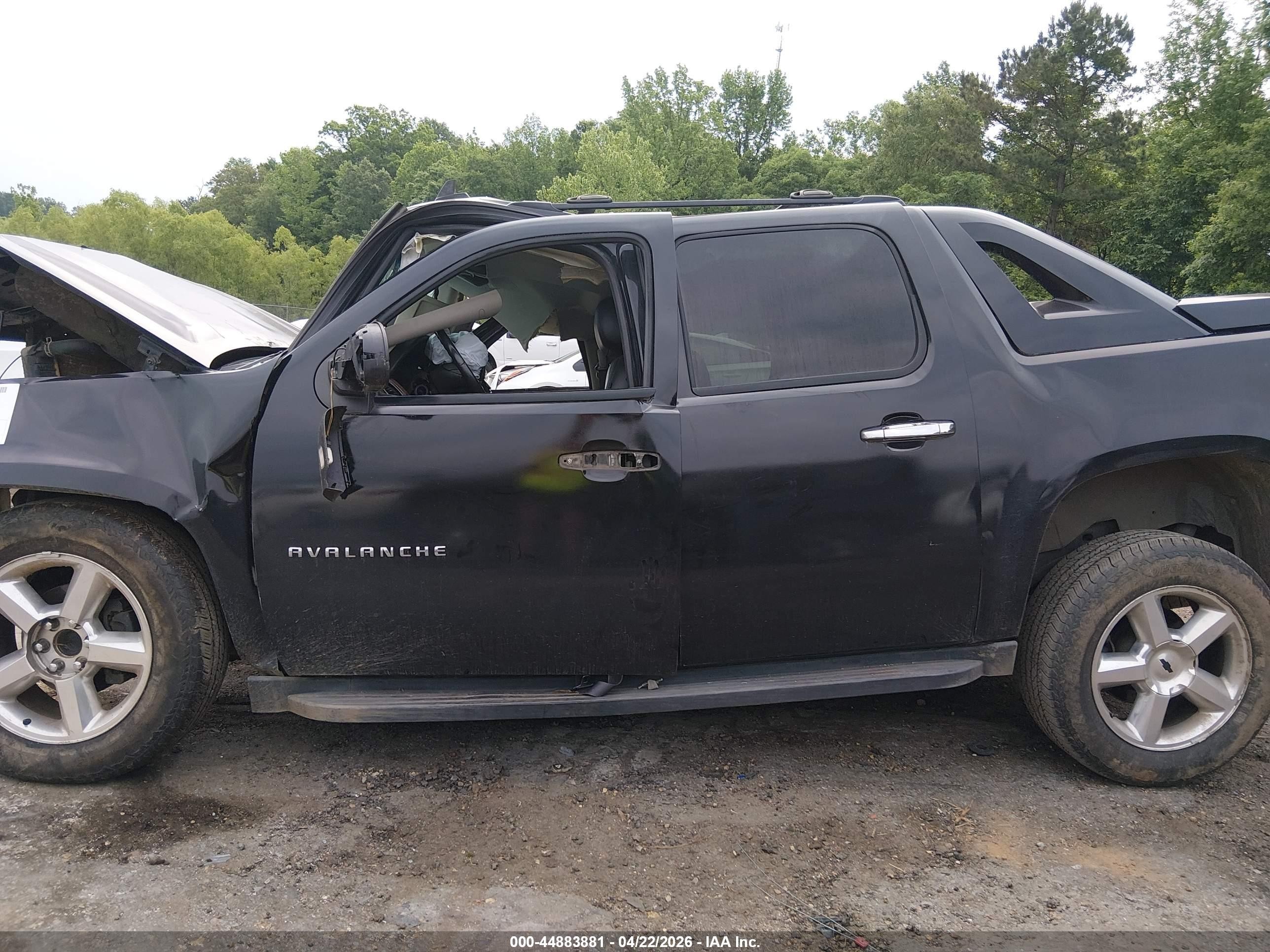 2011 Chevrolet Avalanche 1500 Ls Black vin: 3GNMCEE09BG354975