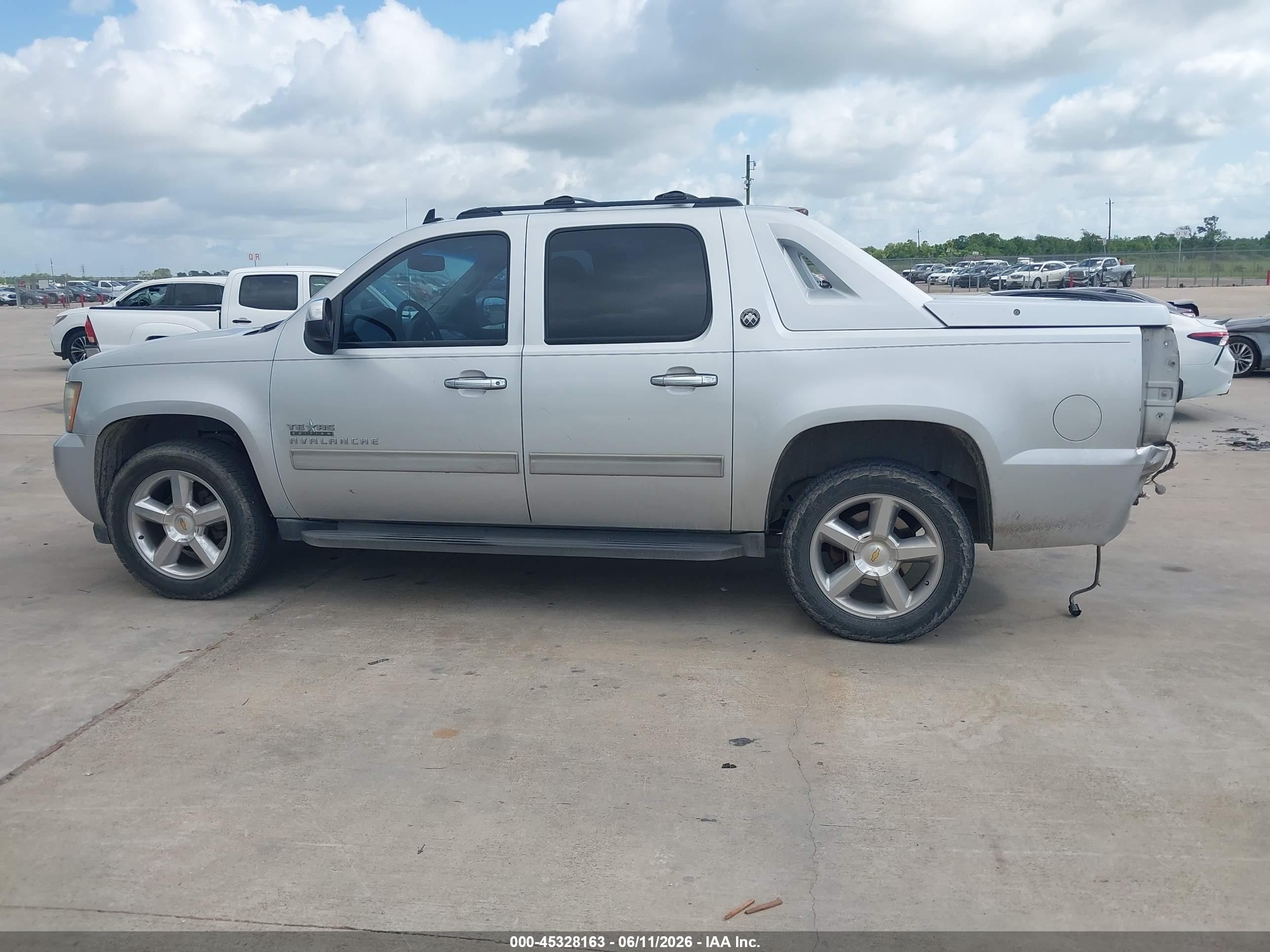 2013 Chevrolet Avalanche Ls Silver vin: 3GNMCEE0XDG347102