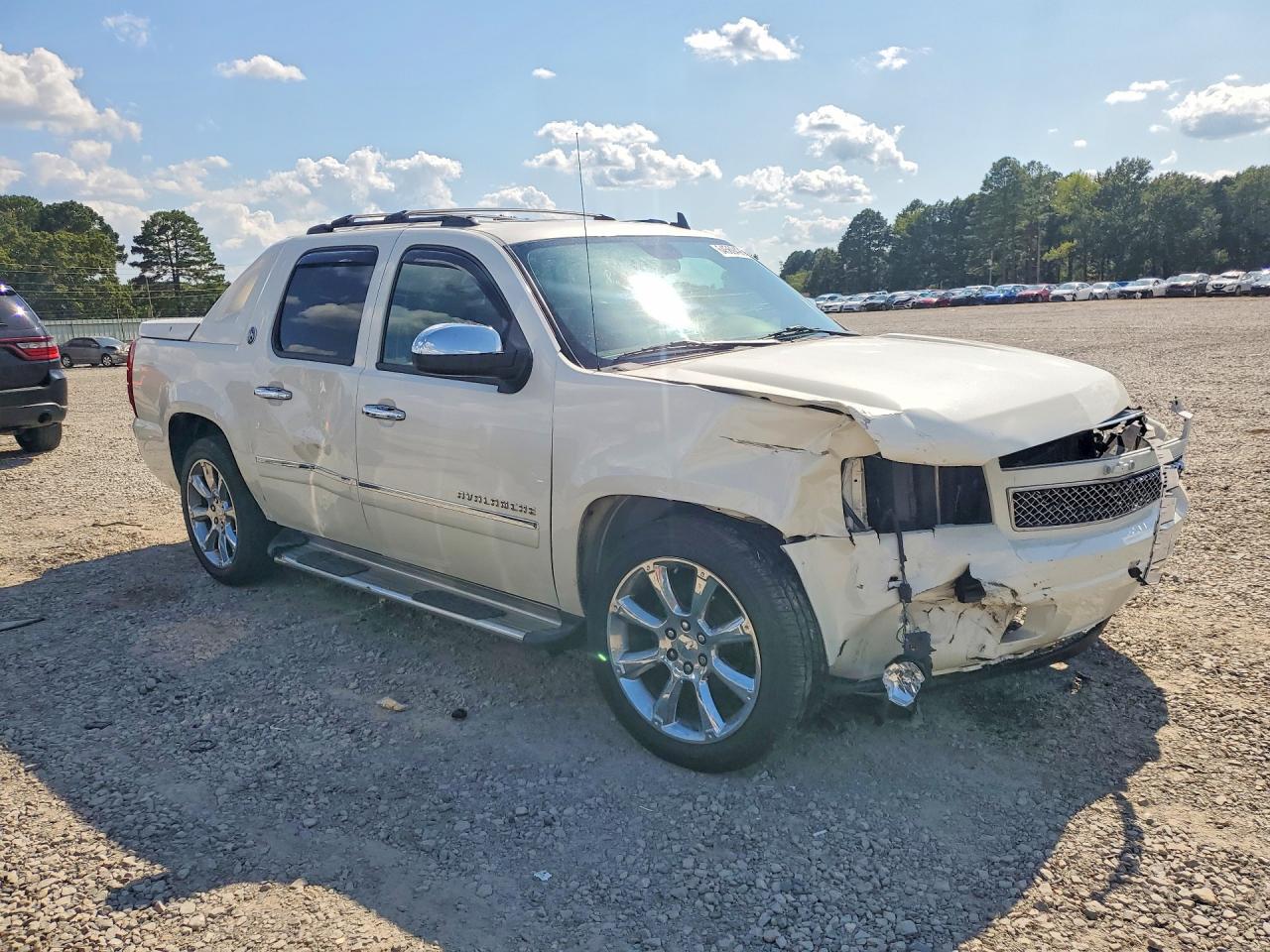 2013 Chevrolet Avalanche Ltz White vin: 3GNMCGE02DG257518