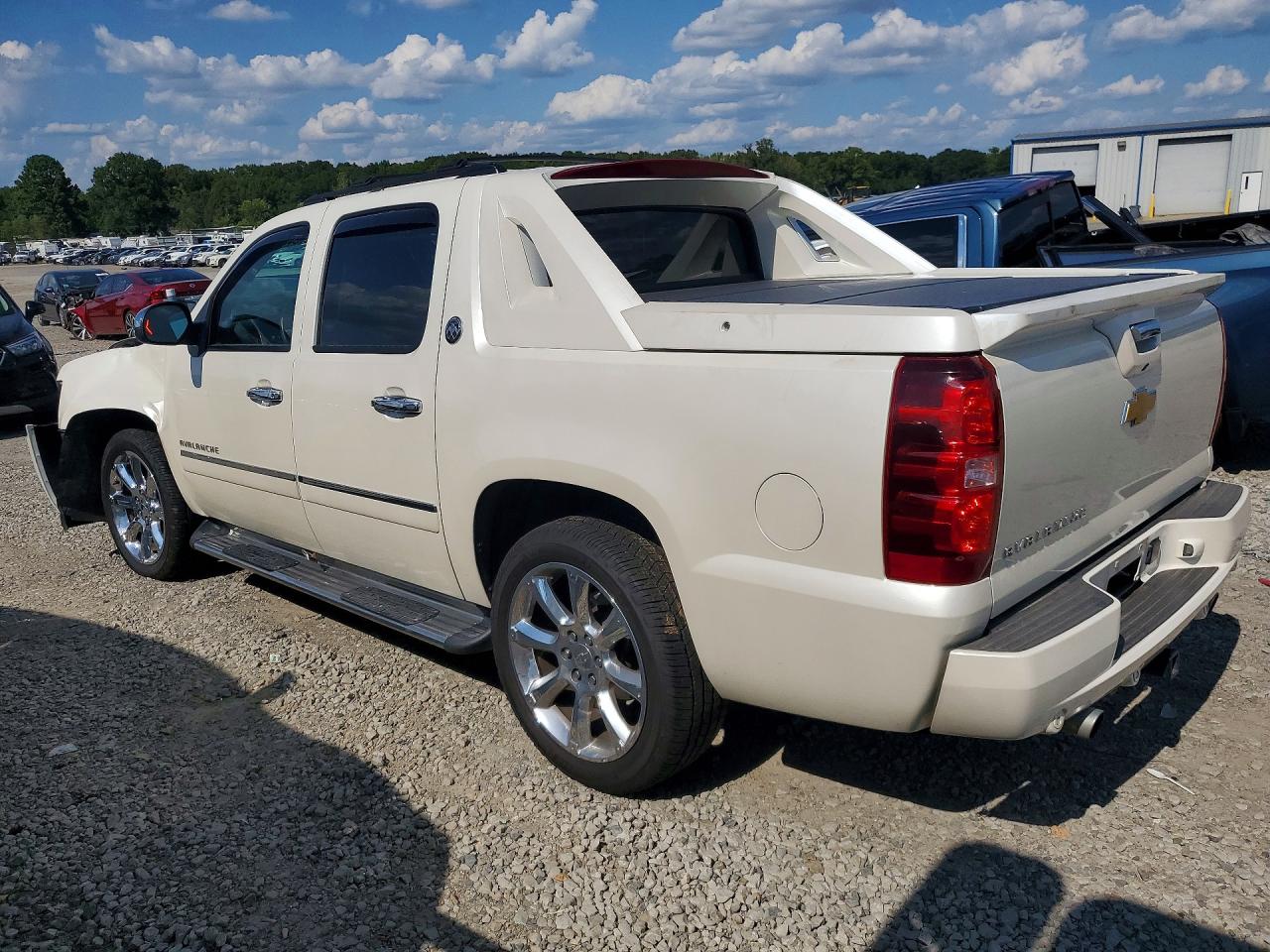 2013 Chevrolet Avalanche Ltz White vin: 3GNMCGE02DG257518