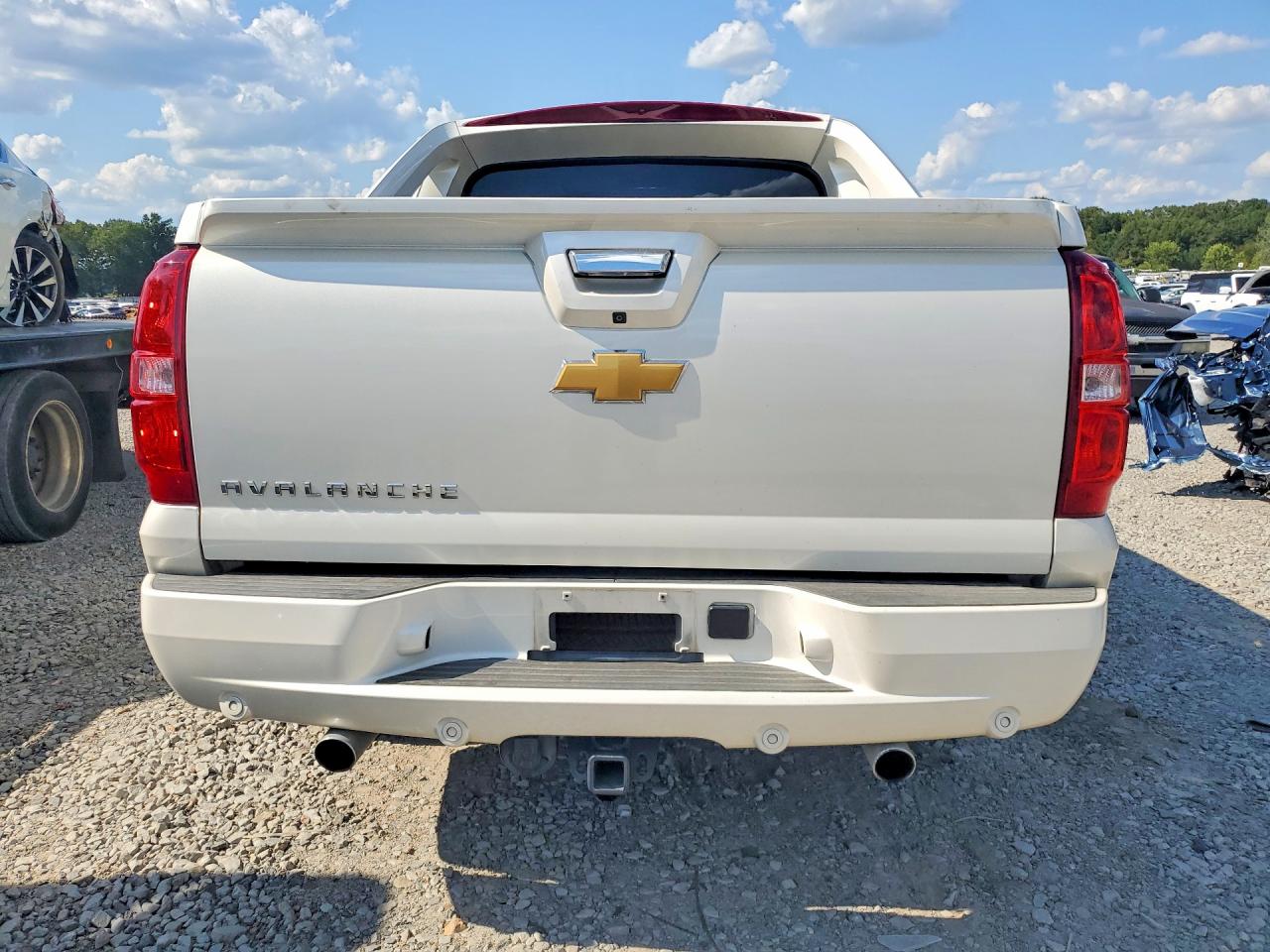 2013 Chevrolet Avalanche Ltz White vin: 3GNMCGE02DG257518