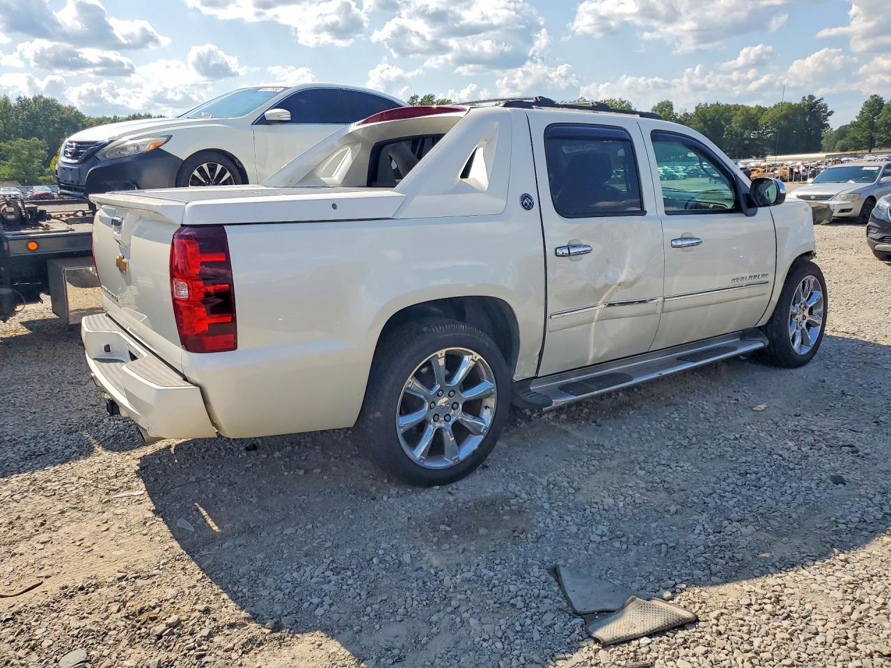 2013 Chevrolet Avalanche Ltz White vin: 3GNMCGE02DG257518
