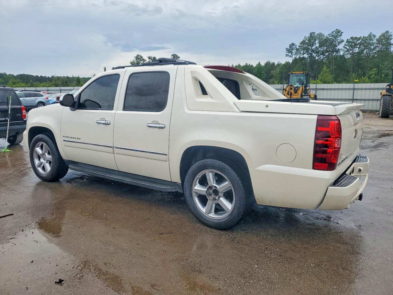 2012 Chevrolet Avalanche Ltz White vin: 3GNMCGE04CG207668