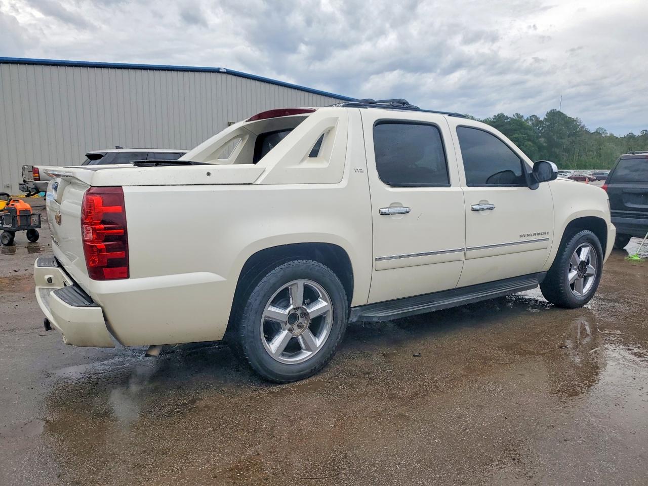 2012 Chevrolet Avalanche Ltz White vin: 3GNMCGE04CG207668