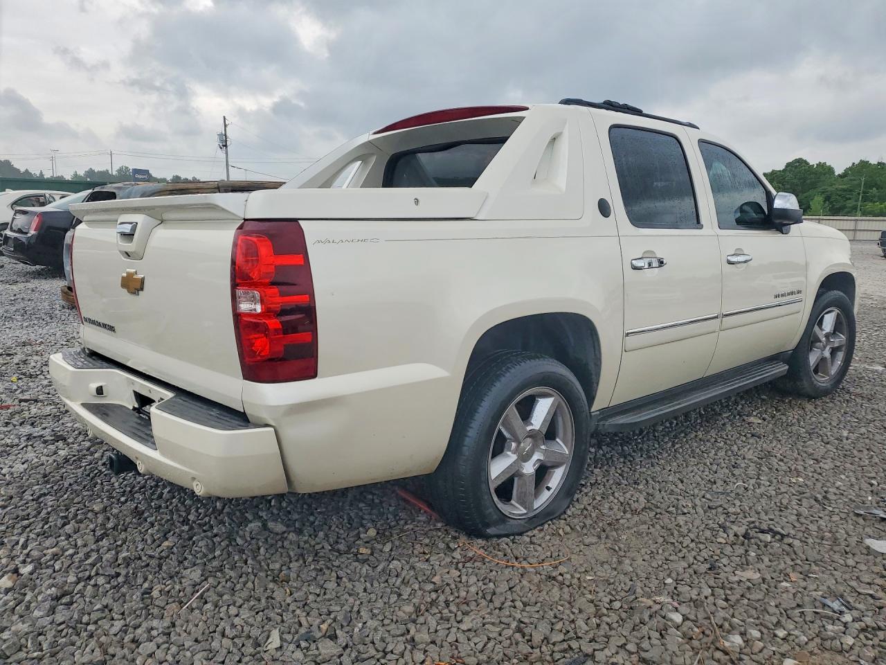 2013 Chevrolet Avalanche Ltz Cream vin: 3GNMCGE04DG262557