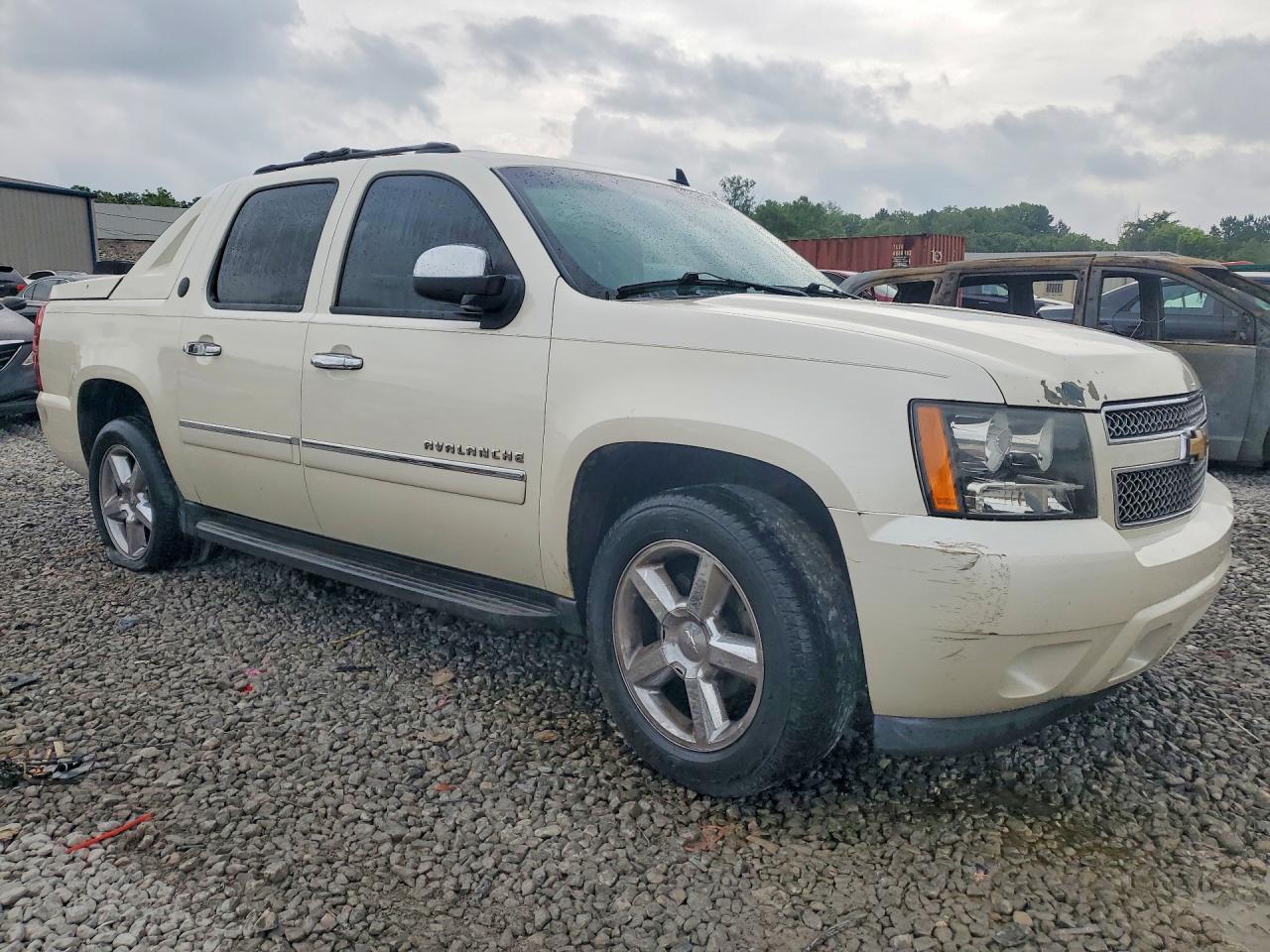 2013 Chevrolet Avalanche Ltz Cream vin: 3GNMCGE04DG262557