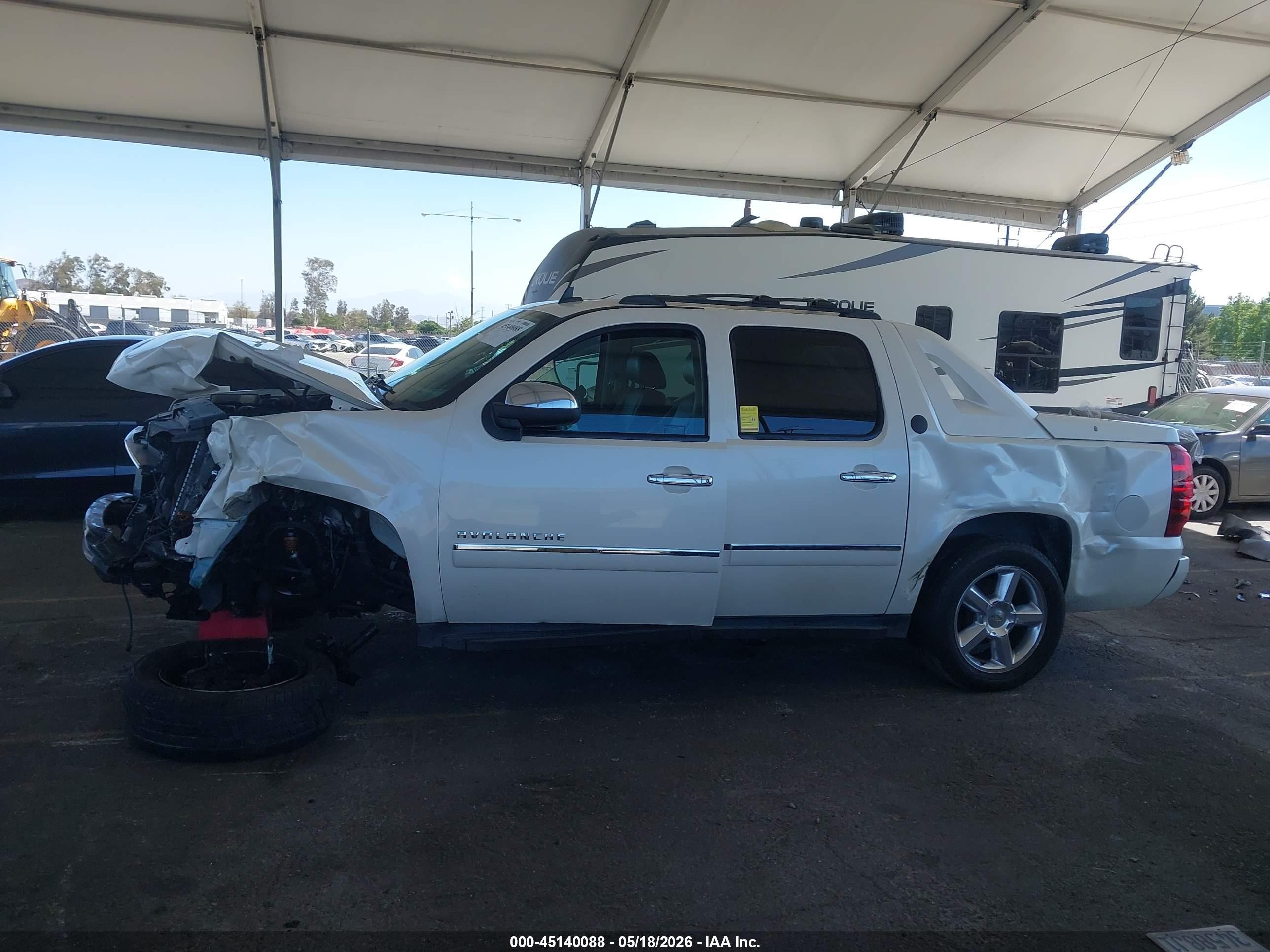 2013 Chevrolet Avalanche Ltz White vin: 3GNMCGE06DG239426