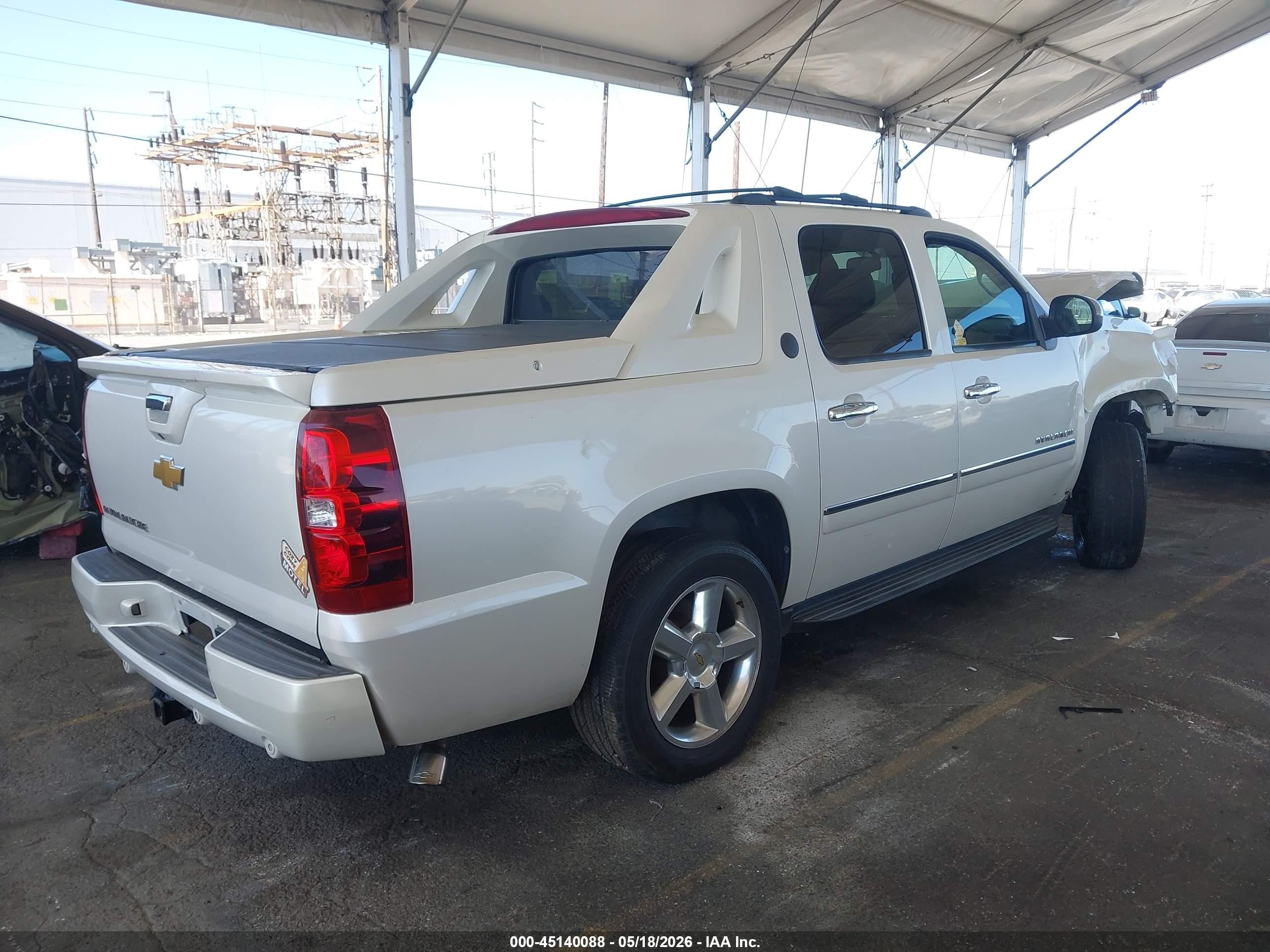 2013 Chevrolet Avalanche Ltz White vin: 3GNMCGE06DG239426