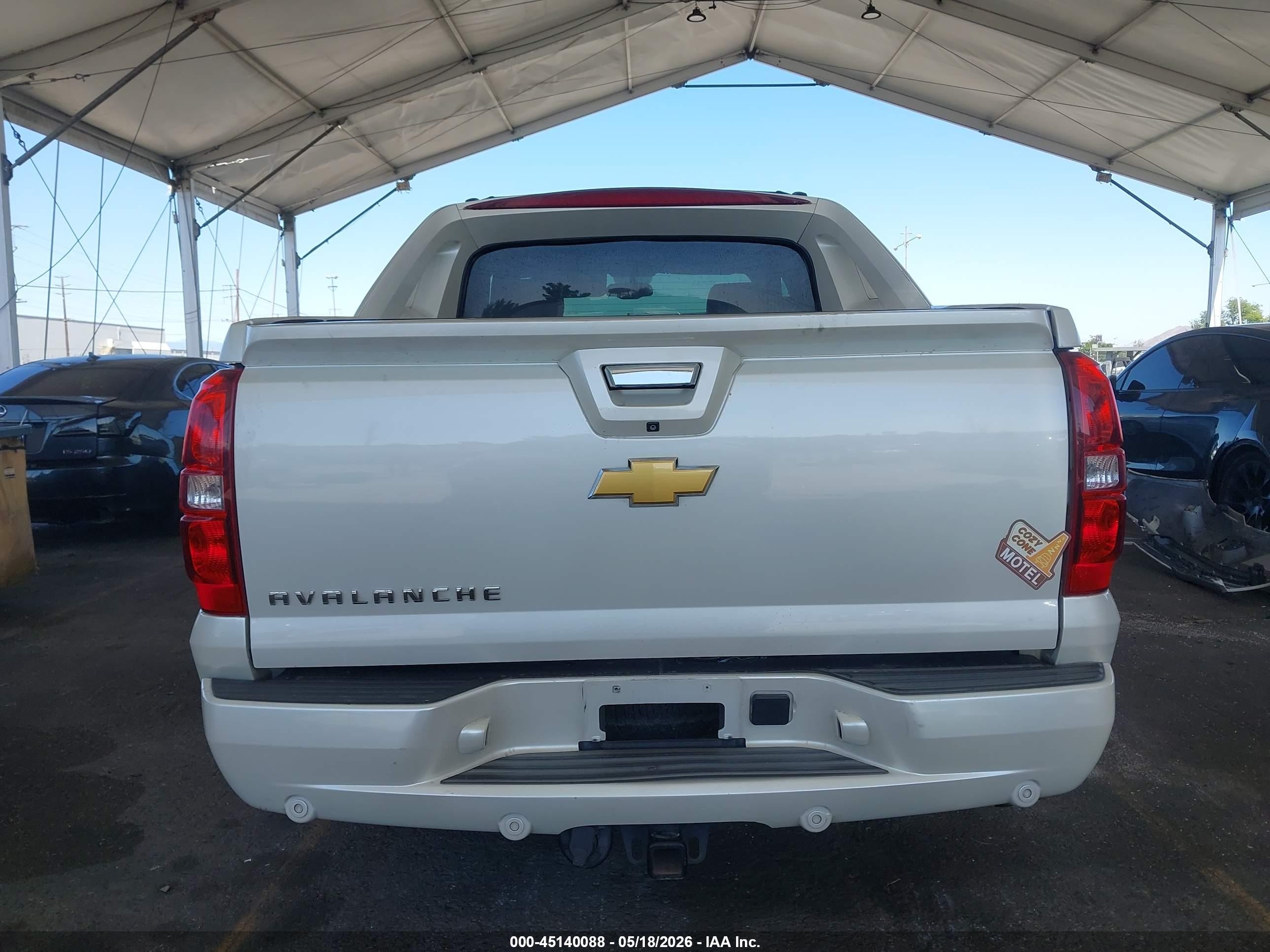 2013 Chevrolet Avalanche Ltz White vin: 3GNMCGE06DG239426