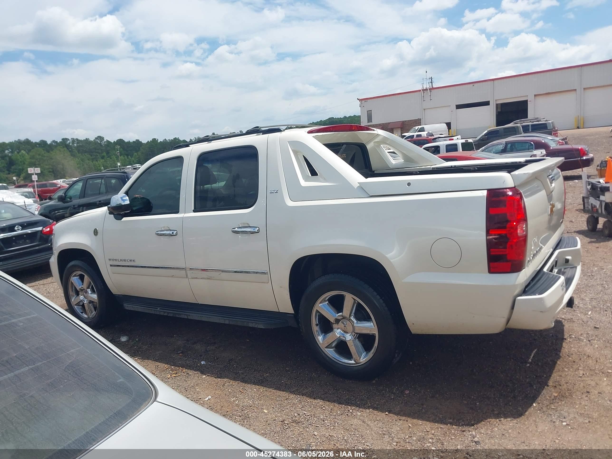 2012 Chevrolet Avalanche 1500 Ltz White vin: 3GNMCGE07CG149152