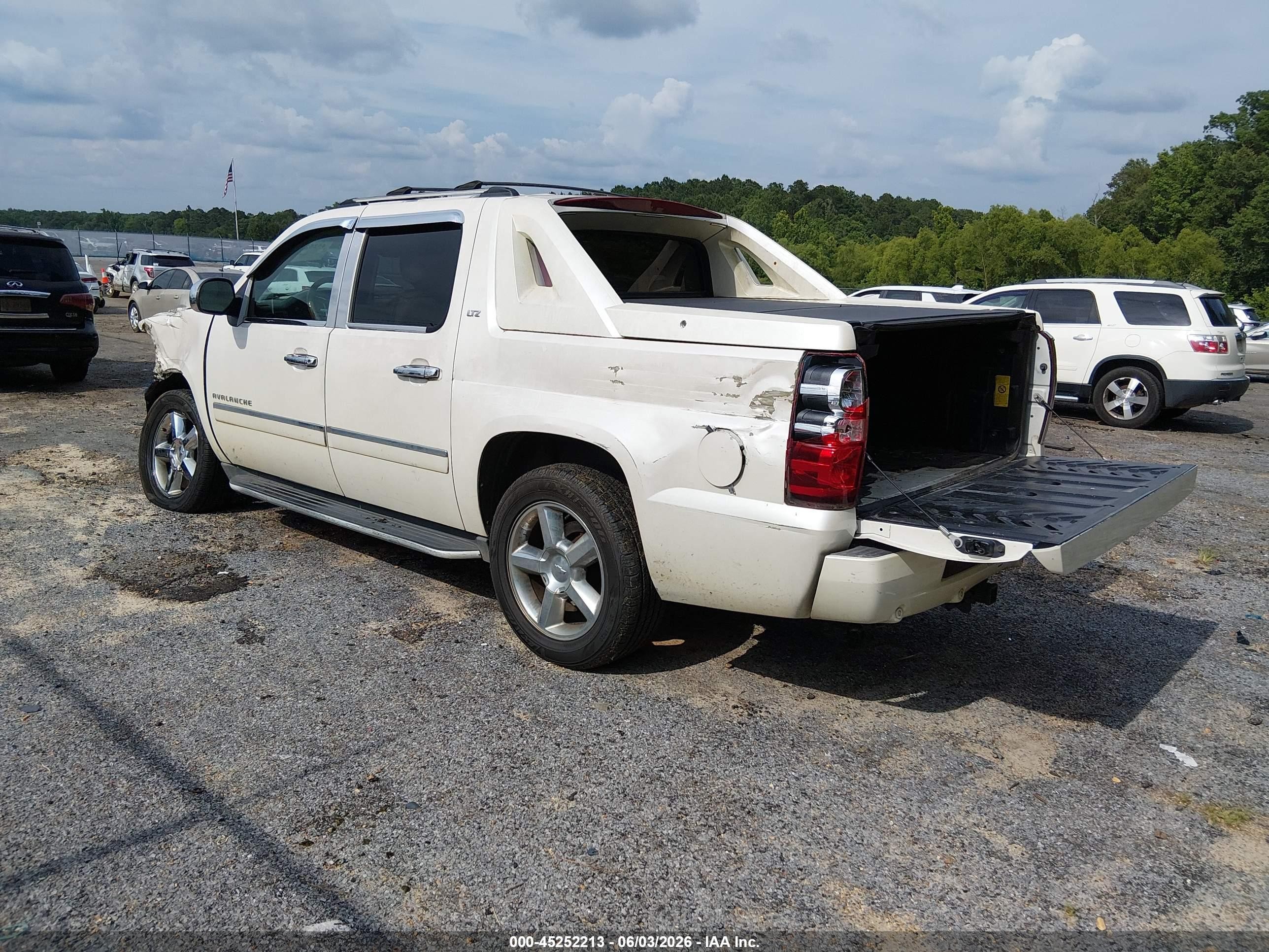 2012 Chevrolet Avalanche 1500 Ltz White vin: 3GNMCGE08CG246795