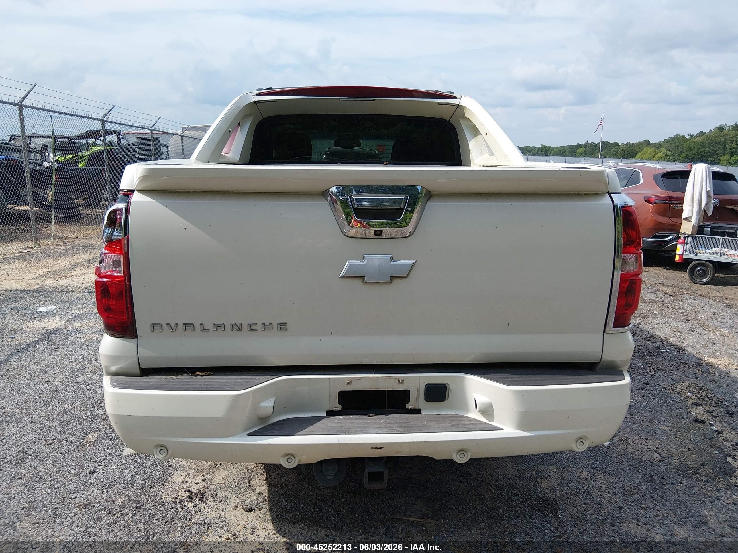 2012 Chevrolet Avalanche 1500 Ltz White vin: 3GNMCGE08CG246795
