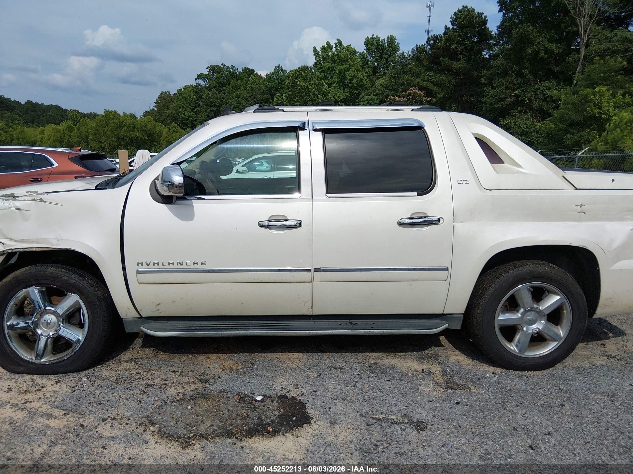 2012 Chevrolet Avalanche 1500 Ltz White vin: 3GNMCGE08CG246795